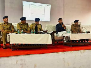 #SPLTP @IPSMdMustaque द्वारा आगामी उत्तर प्रदेश नागरिक पुलिस आरक्षी एवं समकक्ष पदों पर सीधी भर्ती परीक्षा-2025 को निष्पक्ष, शांतिपूर्ण एवं सकुशल संपन्न कराने के दृष्टिगत रिजर्व पुलिस लाइन्स, ललितपुर में परीक्षा ड्यूटी में लगे समस्त पुलिस अधिकारी/ कर्मचारीगण को ब्रीफ कर , आवश्यक दिशा-निर्देश प्रदान किए गए।
➡️परीक्षा की पारदर्शिता, सुरक्षा व्यवस्था एवं अभ्यर्थियों की सुविधा सुनिश्चित करने हेतु सभी को पूर्ण सतर्कता एवं जिम्मेदारी के साथ अपने दायित्वों का निर्वहन करने हेतु निर्देशित किया गया।
#UPPolice #LalitpurPolice #UPPRecruitmentExam2025