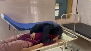 नाबालिग ननद से झगड़ा और खूनी खेल... भाभी ने डंडे से मार- मारकर ले ली जान कासगंज जिले के एक गांव में पारिवारिक विवाद ने खौफनाक मोड़ ले लिया. मामूली कहासुनी के बाद भाभी और ननद के बीच शुरू हुआ झगड़ा हिंसा में बदल गया. आरोप है कि गुस्से में भाभी ने किशोरी पर डंडे से हमला कर दिया, जिससे उसकी मौत हो गई. घटना के बाद पूरे गांव में सनसनी फैल गई. #kashganj #upcrime #familydispute #murdercase #viralreels
