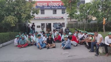 नोएडा के थाना सेक्टर-142 क्षेत्र में उस वक्त माहौल गरमा गया, जब भारतीय किसान यूनियन भगत सिंह के बैनर तले भारी संख्या में किसान धरने पर बैठ गए। मामला सेक्टर-143 स्थित लॉजिक ब्लॉसम ग्रीन सोसाइटी से जुड़ा है, जहां रेजिडेंट्स ने बिल्डर प्रबंधन पर गंभीर आरोप लगाए हैं।
आरोप है कि सोसाइटी में रहने वाले लोगों से गलत तरीके से मेंटेनेंस वसूला जा रहा है और बिल्डर का स्टाफ व कथित गुर्गे रेजिडेंट्स के साथ अभद्र व्यवहार करते हैं। इतना ही नहीं, विरोध करने वालों को दबाने और डराने की भी शिकायत सामने आई है।
इन्हीं आरोपों को लेकर भारतीय किसान यूनियन भगत सिंह के कार्यकर्ता और किसान थाना सेक्टर-142 पहुंचे और धरना शुरू कर दिया। किसानों ने मांग की है कि बिल्डर के कथित गुर्गों के खिलाफ सख्त कार्रवाई हो और रेजिडेंट्स को परेशान करना बंद किया जाए।
प्रदर्शन कर रहे किसानों का कहना है कि यह लड़ाई केवल एक सोसाइटी की नहीं, बल्कि आम लोगों के हक और सम्मान की है। किसानों ने साफ चेतावनी दी है कि जब तक जिम्मेदार लोगों पर कार्रवाई नहीं होती, तब तक धरना समाप्त नहीं किया जाएगा।
फिलहाल थाना सेक्टर-142 पुलिस पूरे मामले पर नजर बनाए हुए है। अब देखना होगा कि प्रशासन इस विवाद पर क्या कदम उठाता है और रेजिडेंट्स को कब तक राहत मिलती है।#NoidaProtest #Sector143 #LogicBlossomGreen #FarmersProtest #BKU #BKUbhagatSingh #NoidaPolice #BuilderVsResidents #MaintenanceScam #ResidentsIssue #JusticeForResidents #Sector142Police #NoidaNews #GreaterNoidaNews #BuilderGundagardi #ProtestForJustice #HousingSocietyIssue #NoidaUpdates #FarmersUnity #AgainstDictatorship