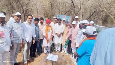 वंदे गंगा जल संरक्षण जन अभियान - 2026
विश्व पर्यावरण दिवस पर जिला स्तरीय कार्यक्रम
जनभागीदारी से ही संभव है जल और पर्यावरण संरक्षण - सांसद डॉ. मन्नालाल रावत
कालका माता नर्सरी में हुए विविध आयोजन
@followers @top fans News 24 Udaipur
#savewater #udaipur #viralreelschallenge #viralpost #vlog #WorldEnvironmentDay #nonflowers
उदयपुर, 5 जून। विश्व पर्यावरण दिवस के अवसर पर सीसारमा रोड स्थित कालका माता नर्सरी मेंवंदे गंगा जल संरक्षण जन अभियान के तहत जिला प्रशासन, वन विभाग, मोहनलाल सुखाड़िया विश्वविद्यालय एवं ग्रीन पीपल सोसायटी के संयुक्त तत्वावधान में जिला स्तरीय आयोजित हुआ।
मुख्य अतिथि सांसद डॉ. मन्नालाल रावत ने समारोह को संबोधित करते हुए कहा कि जल और पर्यावरण संरक्षण केवल सरकारी योजनाओं से नहीं, बल्कि जनभागीदारी और सामूहिक प्रयासों से ही सफल हो सकता है। उन्होंने युवाओं से प्रकृति संरक्षण को जीवनशैली का हिस्सा बनाने का आह्वान किया। मुख्य समारोह में उदयपुर शहर विधायक ताराचंद जैन, ग्रामीण विधायक फूलसिंह मीणा, जिला कलक्टर गौरव अग्रवाल, मोहनलाल सुखाड़िया विश्वविद्यालय के कुलगुरु प्रो. कैलाश डागा, संभागीय मुख्य वन संरक्षक सेडूराम यादव, समाजसेवी गजपालसिंह, ग्रीन पीपल सोसायटी अध्यक्ष राहुल भटनागर भी बतौर अतिथि मंचासीन रहे। अतिथियों ने जल संरक्षण, वृक्षारोपण और पर्यावरण संतुलन के लिए जनसहभागिता की आवश्यकता पर बल दिया। इससे पूर्व उप वन संरक्षक मुकेश सैनी, अजय चित्तौड़ा, यादवेंद्रसिंह चुण्डावत, सहायक वन संरक्षक सुरेखा चैधरी आदि ने अतिथियों का स्वागत किया।
प्रकृति से साक्षात्कार: ट्रैकिंग और बर्ड वॉचिंग
कार्यक्रम की शुरुआत प्रातः 6 बजे जंगल सफारी पार्क में हुई, जहां विश्वविद्यालय के विद्यार्थियों के लिए पैदल ट्रैकिंग, बर्ड वॉचिंग एवं नर्सरी भ्रमण का आयोजन किया गया। विद्यार्थियों ने जैव विविधता और प्राकृतिक संसाधनों के संरक्षण की जानकारी प्राप्त की। इस दौरान बच्चों का उत्साह देखने योग्य रहा।
कैप और बीज वितरण से दिया हरित संदेश
वन विभाग द्वारा वंदे गंगा अभियान के प्रति जागरूकता बढ़ाने के उद्देश्य से प्रतिभागियों को विशेष कैप वितरित की गई। वहीं ग्रीन पीपल सोसायटी ने अमलतास, करंज, कचनार, सहजन और सीताफल सहित पांच प्रजातियों के बीज वितरित कर अधिक से अधिक पौधारोपण के लिए प्रेरित किया।
चंदन, महुआ और सीताफल के पौधे लगाए
मंचीय कार्यक्रम के पश्चात् अतिथियों ने परिसर में चंदन, महुआ, सीताफल सहित विभिन्न प्रजातियों के पौधों का रोपण किया और उनके संरक्षण का संकल्प लिया। कार्यक्रम में उपस्थित लोगों ने भी पर्यावरण संरक्षण की शपथ ली। समूचा आयोजन वंदे गंगा जल संरक्षण जन अभियान की थीम पर आधारित रहा। वक्ताओं ने जल स्रोतों के संरक्षण, वर्षा जल संचयन तथा प्राकृतिक संसाधनों के विवेकपूर्ण उपयोग की आवश्यकता पर प्रकाश डाला।
टॉक शो में युवाओं ने रखे सुझाव
समापन अवसर पर आयोजित टॉक शो में विश्वविद्यालय के विद्यार्थियों, ग्रीन पीपल सोसायटी तथा वन विभाग की टीम ने भाग लिया। चर्चा के दौरान पर्यावरण संरक्षण, जलवायु परिवर्तन और सतत विकास के विषयों पर विचार साझा किए गए। पिपलांत्री मॉडल की कार्बन क्रेडिट प्रणाली की जानकारी साझा की गई। इस दौरान पेड़ बचाओ, पैसा कमाओ की अवधारणा पर चर्चा करते हुए बताया गया कि पर्यावरण संरक्षण को आजीविका और आर्थिक विकास से भी जोड़ा जा सकता है।