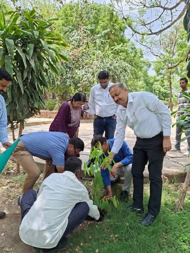 विश्व पर्यावरण दिवस पर आरएनटी मेडिकल कॉलेज में वृक्षारोपण
परिसर में वरिष्ठ चिकित्सकों, अधिकारियों और कर्मचारियों ने मिलकर रोपे पौधे, देखभाल का लिया संकल्प
@followers @top fans News 24 Udaipur
#WorldEnvironmentDay #udaipur #RNTmedicalandcollege #viralreelschallenge #vlog #viralpost #nonflowers
उदयपुर, 5 जून। रवींद्रनाथ टैगोर मेडिकल कॉलेज एवं संबद्ध चिकित्सालय परिसर में शुक्रवार को वृहद वृक्षारोपण एवं पर्यावरण जागरूकता कार्यक्रम का आयोजन किया गया। एक शीर्ष चिकित्सा संस्थान होने के नाते आरएनटी मेडिकल कॉलेज ने इस कार्यक्रम को सीधे जन-स्वास्थ्य से जोड़ा है। चिकित्सा विशेषज्ञों ने संदेश दिया कि पर्यावरण का सीधा असर मानव स्वास्थ्य पर पड़ता है। वर्तमान में बढ़ती भीषण गर्मी, वायु प्रदूषण और जलवायु परिवर्तन जैसी गंभीर चुनौतियां इंसानी शरीर को बीमार कर रही हैं। स्वास्थ्य संबंधी खतरों और सांस की बीमारियों से निपटने के लिए वृक्षारोपण सबसे प्रभावी, प्राकृतिक और अचूक उपायों में से एक है। इस कार्यक्रम के माध्यम से न केवल पौधे लगाए गए, बल्कि आमजन से उनकी निरंतर देखभाल करने की भी अपील की गई।
इस विशेष मुहिम का मुख्य उद्देश्य चिकित्सालय परिसर को पूरी तरह स्वच्छ, हरित और इको-फ्रेंडली बनाना है, ताकि अस्पताल में आने वाले मरीजों, उनके परिजनों और नर्सिंग-मेडिकल स्टाफ को शुद्ध हवा और तनावमुक्त, सेहतमंद वातावरण मिल सके। अधिकारियों ने जोर देकर कहा कि यदि आज हम सब मिलकर प्रकृति की रक्षा करेंगे, तभी हमारी भविष्य की पीढ़ियों को स्वच्छ हवा, शुद्ध जल और स्वस्थ जीवन मिल सकेगा।
प्रधानाचार्य एवं नियंत्रक डॉ. राहुल जैन ने बताया कि कॉलेज परिसर और पूरे उदयपुर शहर को हरा-भरा व प्रदूषण मुक्त बनाना हम सभी का सामूहिक और नैतिक दायित्व है। चिकित्सा विज्ञान मानता है कि शुद्ध पर्यावरण मरीजों की रिकवरी को तेज करता है। हमने प्रकृति के संरक्षण को हमेशा अपनी समृद्ध संस्कृति और जीवनशैली का अभिन्न अंग माना है। मैं संभाग के सभी नागरिकों, युवाओं और स्वास्थ्य कर्मियों से आग्रह करता हूँ कि वे अपने घर, चिकित्सालय, विद्यालय, कार्यालय और सार्वजनिक स्थलों पर अधिक से अधिक पौधे लगाएं। पेड़ लगाना केवल पर्यावरण की सेवा नहीं, बल्कि मानव जीवन और स्वास्थ्य की रक्षा करने का सबसे बड़ा पुनीत कार्य है।
कार्यक्रम के दौरान पर्यावरण संरक्षण, स्वच्छता और प्राकृतिक संसाधनों को बचाने का सामूहिक संदेश दिया गया। वृक्षारोपण के इस महाभियान में डॉ. राहुल जैन के साथ अतिरिक्त प्रधानाचार्य (प्रथम) डॉ. विजय गुप्ता, अतिरिक्त प्रधानाचार्य (तृतीय) डॉ. कीर्ति, महाराणा भूपाल राजकीय चिकित्सालय अधीक्षक डॉ. आर. एल. सुमन, डॉ. मेघश्याम, डॉ. नरेंद्र राठौड़, नयन सेठ एवं आर.एन.टी. प्रधानाचार्य कार्यालय में कार्यरत सभी वरिष्ठ एवं कनिष्ठ अधिकारियों एवं कर्मचारियों ने सक्रिय रूप से भाग लिया और रोपे गए पौधों को जीवित रखने व सींचने की शपथ ली।