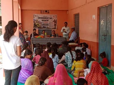 विश्व पर्यावरण दिवस पर जागरूकता कार्यक्रम, पौधारोपण एवं प्रतियोगिताओं का आयोजन
@followers @top fans News 24 Udaipur District Collector & Magistrate - Udaipur
#udaipur #viralreelschallenge #vlog #viralpost #nonflowers #environment #WorldEnvironmentDay
उदयपुर, 5 जून। विश्व पर्यावरण दिवस के अवसर पर पीएम श्री विद्यालय, लखावली में माय भारत केंद्र उदयपुर (युवा कार्यक्रम एवं खेल मंत्रालय, भारत सरकार) के सहयोग से पर्यावरण संरक्षण विषयक जागरूकता कार्यक्रम, पौधारोपण, परिंडा बंधन प्रतियोगिता एवं पर्यावरण संरक्षण कविता प्रतियोगिता का आयोजन किया गया।
कार्यक्रम की मुख्य अतिथि प्रारंभिक शिक्षा अधिकारी ग्राम पंचायत लखावली डॉ. मंजुलता परिहार रहीं। विशिष्ट अतिथि के रूप में सहायक कृषि अधिकारी, कृषि विज्ञान केंद्र बड़गांव डॉ. हिम्मतराम मेघवाल, उपस्थित रहे। कार्यक्रम की अध्यक्षता यूनिवर्सिटी सिटी कॉलेज ऑफ लॉ, मोहनलाल सुखाड़िया विश्वविद्यालय,डॉ. हंसा जोशी ने की।
कार्यक्रम प्रभारी जिला युवा अधिकारी, माय भारत केंद्र, डॉ. समीर खान ने युवाओं एवं विद्यार्थियों को पर्यावरण संरक्षण हेतु सक्रिय भूमिका निभाने का आह्वान किया। इस अवसर पर माय भारत केंद्र उदयपुर के स्टाफ जगदीश पूरी गोस्वामी भी उपस्थित रहे।
मुख्य अतिथि डॉ. मंजुलता परिहार ने विद्यार्थियों को पर्यावरण संरक्षण, स्वच्छता एवं पौधारोपण के महत्व के बारे में जानकारी देते हुए कहा कि वर्तमान समय में पर्यावरण संतुलन बनाए रखने के लिए प्रत्येक व्यक्ति को पौधे लगाकर उनकी नियमित देखभाल करनी चाहिए।विशिष्ट अतिथि डॉ. हिम्मतराम मेघवाल ने जल संरक्षण, प्लास्टिक उपयोग में कमी तथा प्राकृतिक संसाधनों के विवेकपूर्ण उपयोग पर बल दिया। अध्यक्षीय उद्बोधन में डॉ. हंसा जोशी ने युवाओं को पर्यावरण संरक्षण को जनआंदोलन बनाने की प्रेरणा दी।
कार्यक्रम के अंतर्गत आयोजित प्रतियोगिताओं में पर्यावरण संरक्षण कविता प्रतियोगिता में गुंजन गमेती ने प्रथम तथा मुस्कान गमेती ने द्वितीय स्थान प्राप्त किया। चार्ट प्रतियोगिता में जीनल मेघवाल प्रथम एवं चारु राठौड़ द्वितीय स्थान पर रहीं। सभी प्रतिभागियों को प्रमाण-पत्र वितरित कर सम्मानित कियागया। कार्यक्रम के दौरान विद्यालय परिसर में पौधारोपण भी किया गया तथा विद्यार्थियों को पर्यावरण संरक्षण का संकल्प दिलाया गया। कार्यक्रम का संचालन स्थानीय विद्यालय के अध्यापक राजकुमारी पानेरी द्वारा किया गया। आयोजन के संयोजक राजू कुंवर ने कार्यक्रम का सफल संचालन एवं समन्वय किया। कार्यक्रम में बड़ी संख्या में विद्यार्थी, युवा एवं ग्रामीणजन उपस्थित रहे।