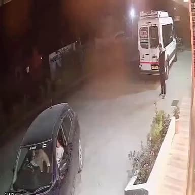 खौफनाक! खुन्नस में कार पर चढ़ा दिया ट्रैक्टर कालाढूंगी में ट्रैक्टर सवार की गुंडागर्दी का वीडियो सामने आया है। ट्रैक्टर सवार ने ढाबे के बाहर खड़ी कार को 4–5 बार टक्कर मारी। कार में 2 दोस्त बैठे थे और खाना खाने गए थे। दोनों ने किसी तरह भागकर अपनी जान बचाई। पुलिस ने ट्रैक्टर चालक प्रवीण देऊपा को गिरफ्तार कर लिया है, दोनों में पुराना विवाद बताया जा रहा है। #kaladhungi #nainital #uttarakhand #dangertractor #hitcar