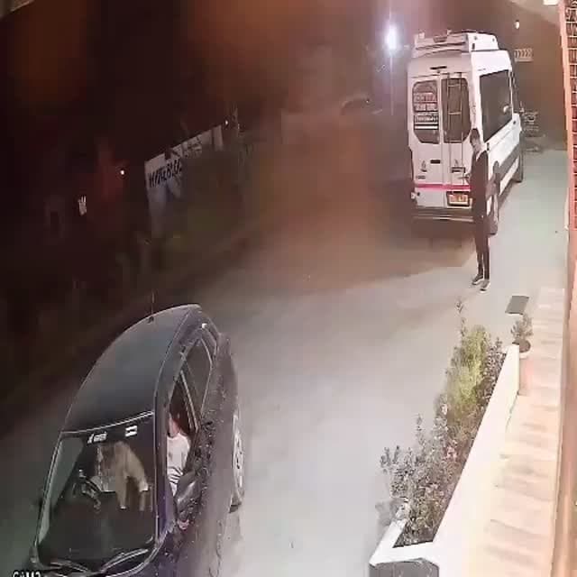 खौफनाक! खुन्नस में कार पर चढ़ा दिया ट्रैक्टर कालाढूंगी में ट्रैक्टर सवार की गुंडागर्दी का वीडियो सामने आया है। ट्रैक्टर सवार ने ढाबे के बाहर खड़ी कार को 4–5 बार टक्कर मारी। कार में 2 दोस्त बैठे थे और खाना खाने गए थे। दोनों ने किसी तरह भागकर अपनी जान बचाई। पुलिस ने ट्रैक्टर चालक प्रवीण देऊपा को गिरफ्तार कर लिया है, दोनों में पुराना विवाद बताया जा रहा है। #kaladhungi #nainital #uttarakhand #dangertractor #hitcar