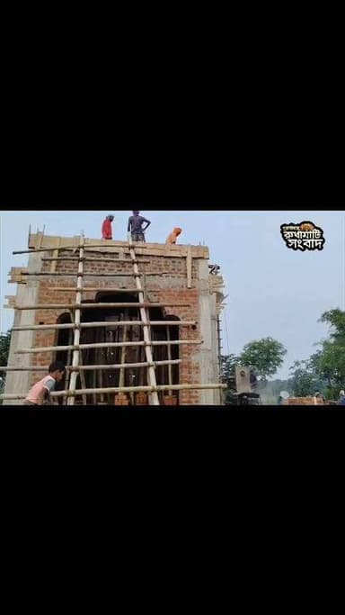 পুরুলিয়া জেলার জয়পুরে গড়ে উঠছে মর্যাদা পুরুষোত্তম শ্রীরামচন্দ্রের মন্দির। শুক্রবার হয়ে গেল ছাদ ঢালাই। স্থানীয় বাসিন্দা ধীরেন্দ্রনাথ সিং দান করেছেন জমি। জয়পুর ও জয়পুর সংলগ্ন বিভিন্ন গ্রামের জন সাধারণের সংগ্রহ করা অর্থে গড়ে উঠছে মন্দির। স্বতঃস্ফূর্ত ভাবে এলাকার মানুষ স্থানীয় ব্লক সংলগ্ন মাঠে গিয়ে মন্দিরের নির্মাণ কার্যে অংশ নেন।