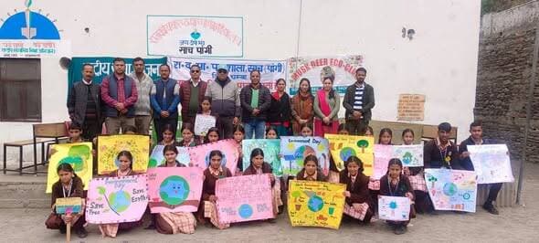 राजकीय वरिष्ठ माध्यमिक विद्यालय साच में विश्व पर्यावरण दिवस पर आयोजित हुए विविध कार्यक्रम, विद्यार्थियों ने दिया पर्यावरण संरक्षण का संदेश।
साच, पांगी, 5 जून 2026।
विश्व पर्यावरण दिवस के अवसर पर राजकीय वरिष्ठ माध्यमिक विद्यालय साच, पांगी में विभिन्न जागरूकता एवं रचनात्मक गतिविधियों का आयोजन किया गया। कार्यक्रम का शुभारंभ विद्यालय के प्रधानाचार्य श्री अनूप कुमार धर्मानी द्वारा किया गया। इस अवसर पर उन्होंने विद्यार्थियों एवं शिक्षकों को संबोधित करते हुए कहा कि पर्यावरण संरक्षण वर्तमान समय की सबसे बड़ी आवश्यकता है और पृथ्वी को सुरक्षित रखने के लिए प्रत्येक व्यक्ति को अधिक से अधिक पौधारोपण करना चाहिए। उन्होंने विद्यार्थियों से प्रकृति के संरक्षण में सक्रिय भूमिका निभाने का आह्वान किया।
कार्यक्रम के अंतर्गत विद्यालय के विभिन्न सदनों—सुभाष सदन, शिवाजी सदन, सरस्वती सदन तथा नेहरू सदन—के विद्यार्थियों के बीच भाषण प्रतियोगिता का आयोजन किया गया। प्रतियोगिता में विद्यार्थियों ने पर्यावरण संरक्षण, जलवायु परिवर्तन और प्राकृतिक संसाधनों के महत्व पर अपने विचार प्रभावशाली ढंग से प्रस्तुत किए। प्रतियोगिता में सुभाष सदन की सुषमा ने प्रथम स्थान प्राप्त किया, जबकि सरस्वती सदन की समीक्षा द्वितीय स्थान पर रहीं।
इसके पश्चात चित्रकला एवं लेखन प्रतियोगिताओं का आयोजन किया गया, जिसमें विद्यालय के विद्यार्थियों ने उत्साहपूर्वक भाग लिया। प्रतियोगिता में विद्यार्थियों ने पर्यावरण संरक्षण से जुड़े विषयों को अपनी रचनात्मक प्रतिभा के माध्यम से प्रस्तुत किया। चित्रकला प्रतियोगिता में नेहरू सदन की किरण ने प्रथम स्थान हासिल कर अपनी प्रतिभा का परिचय दिया।
विद्यालय में पर्यावरण के प्रति जागरूकता फैलाने के उद्देश्य से विद्यार्थियों द्वारा नारा लेखन प्रतियोगिता भी आयोजित की गई। विद्यार्थियों द्वारा लिखे गए प्रेरणादायक नारों ने पर्यावरण संरक्षण के प्रति उनकी गंभीर सोच और जिम्मेदारी को दर्शाया।
कार्यक्रम के दौरान विद्यार्थियों एवं शिक्षकों ने विद्यालय परिसर की स्वच्छता एवं सौंदर्यीकरण के लिए भी विशेष अभियान चलाया। सभी ने मिलकर परिसर को स्वच्छ एवं आकर्षक बनाने में योगदान दिया। इसके अलावा पर्यावरण संरक्षण का संदेश जन-जन तक पहुंचाने के लिए विद्यालय के शिक्षकों और विद्यार्थियों ने एक जागरूकता रैली भी निकाली। रैली के माध्यम से लोगों को वृक्षारोपण, स्वच्छता तथा पर्यावरण संरक्षण के प्रति जागरूक किया गया।
विश्व पर्यावरण दिवस के अवसर पर आयोजित इन गतिविधियों ने विद्यार्थियों में पर्यावरण के प्रति जिम्मेदारी और संवेदनशीलता की भावना को मजबूत करने का कार्य किया। विद्यालय प्रशासन ने भविष्य में भी ऐसे कार्यक्रमों के माध्यम से पर्यावरण संरक्षण की मुहिम को आगे बढ़ाने का संकल्प लिया।
#WorldEnvironmentDay #EnvironmentProtection #SaveNature #GoGreen #PlantTrees #ClimateAction #EcoFriendly #GreenFuture #EnvironmentalAwareness #Pangi #SachSchool #HimachalPradesh #StudentsForNature #CleanEnvironment #NatureConservation हिम संदेश Pangi Administration