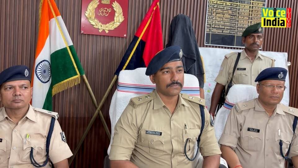 शूटर गोविंद शर्मा ह'त्या कां'ड में पुलिस ने बाबुल चौधरी और सौरव कुमार को गिरफ्तार किया.. इस घर से मिले अहम सुराग.....
#BreakingNews #Muzaffarpur #voiceindialive #ips #citysp