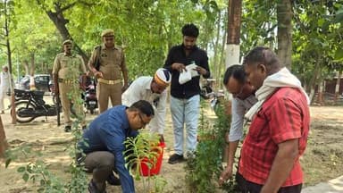 विश्व पर्यावरण दिवस पर डीएम आलोक कुमार ने किया वृक्षारोपण, "एक पेड़ मां के नाम" अभियान से जुड़ने की अपील
संत कबीर नगर में विश्व पर्यावरण दिवस के अवसर पर जिलाधिकारी आलोक कुमार ने कलेक्ट्रेट परिसर में वृक्षारोपण कर पर्यावरण संरक्षण का संदेश दिया।
इस दौरान डीएम ने जनपदवासियों से अधिक से अधिक पेड़ लगाने और उनकी देखभाल करने की अपील की। उन्होंने कहा कि वृक्ष हमारे जीवन का आधार हैं और स्वस्थ पर्यावरण के लिए इनका संरक्षण बेहद जरूरी है।
जिलाधिकारी ने बताया कि इस वर्ष की थीम "एक पेड़ मां के नाम" है। उन्होंने लोगों से इस अभियान से जुड़कर वृक्षारोपण करने तथा दूसरों को भी जागरूक करने का आह्वान किया।
डीएम ने कहा कि स्वच्छ, हरित और समृद्ध पर्यावरण के निर्माण के लिए हर व्यक्ति को अपनी जिम्मेदारी निभानी चाहिए। विश्व पर्यावरण दिवस के अवसर पर जिलेभर में वृक्षारोपण कार्यक्रम आयोजित किए गए।