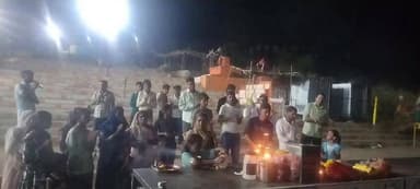🌺 मां नर्मदा जी के पावन तट झांसी घाट पर प्रतिदिन उमड़ रही श्रद्धालुओं की आस्था 🌺
गोटेगांव क्षेत्र के पावन झांसी घाट में मां नर्मदा जी की भव्य महाआरती प्रतिदिन श्रद्धा और भक्ति के साथ संपन्न हो रही है। संध्या बेला में होने वाली इस दिव्य आरती में आसपास के ग्रामों सहित दूर-दूर से बड़ी संख्या में श्रद्धालु शामिल होकर मां नर्मदा का पूजन-अर्चन कर आशीर्वाद प्राप्त कर रहे हैं।
नर्मदे हर जीवन भर
#मां_नर्मदा #झांसीघाट #नर्मदा_महाआरती #गोटेगांव #आस्था #धार्मिक_समाचार #KailashGupta
✍️ कैलाश गुप्ता, नई दुनिया
📞 9329446506