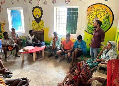 विश्व पर्यावरण दिवस के अवसर पर विकासखंड भरतपुर अंतर्गत ग्राम पंचायत बरौता के आश्रित ग्राम धनौली स्थित शासकीय प्राथमिक शाला में लोक स्वास्थ्य यांत्रिकी विभाग द्वारा जल जीवन मिशन के तहत “स्वच्छ गाँव, सुरक्षित जलवायु” अभियान का आयोजन किया गया। कार्यक्रम में ग्रामीणों, विद्यार्थियों, जनप्रतिनिधियों एवं महिलाओं ने उत्साहपूर्वक भाग लेते हुए जल संरक्षण, पर्यावरण सुरक्षा और स्वच्छता के प्रति अपनी प्रतिबद्धता व्यक्त की। कार्यक्रम का उद्देश्य ग्रामीण समुदाय को जलवायु परिवर्तन, बढ़ते जल संकट और पर्यावरणीय चुनौतियों के प्रति जागरूक करते हुए जल संरक्षण को जनआंदोलन का स्वरूप देना था। इस अवसर पर उपस्थित लोगों को जल संरक्षण शपथ दिलाई गई तथा दैनिक जीवन में जल के विवेकपूर्ण उपयोग, प्राकृतिक जल स्रोतों के संरक्षण और पर्यावरण संतुलन बनाए रखने का संकल्प दिलाया गया।
#chhattisgarh #mcbdistrict