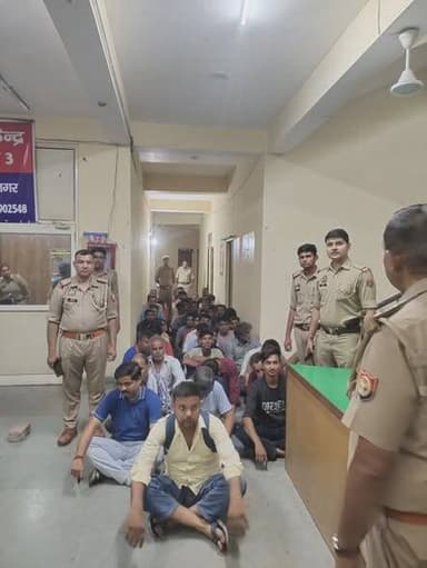 थाना सेक्टर 63 व थाना ईकोटेक 3 पुलिस द्वारा सार्वजनिक स्थल पर मादक पदार्थ का सेवन करने वाले कुल 125 व्यक्तियों के विरुद्ध कार्यवाही की गयी।
पुलिस कमिश्नर गौतमबुद्धनगर श्रीमती लक्ष्मी सिंह के निर्देशन में एवं डीसीपी/एडीसीपी सेंट्रल नोएडा के पर्यवेक्षण में व एसीपी-1 व एसीपी-3 सेंट्रल नोएडा के नेतृत्व में थाना सेक्टर 63 व थाना ईकोटेक 3 पुलिस द्वारा सार्वजनिक स्थल पर मादक पदार्थ- शराब अथवा अन्य नशे का सेवन करने वाले व्यक्तियों के विरुद्ध विशेष अभियान चलाते हुए कुल 125 व्यक्तियों के विरुद्ध वैधानिक कार्यवाही की गयी। थाना सेक्टर 63 पुलिस द्वारा 72 व्यक्तियों के विरुद्ध तथा थाना ईकोटेक 3 पुलिस द्वारा 53 व्यक्तियों के विरुद्ध कार्यवाही करते हुए सार्वजनिक स्थानों पर मादक पदार्थों का सेवन जैसी गतिविधियों पर प्रभावी अंकुश लगाने हेतु विशेष अभियान चलाया गया। पुलिस टीम द्वारा आमजन से अपील की गयी कि कोई भी व्यक्ति सार्वजनिक स्थल पर शराब अथवा अन्य नशे का सेवन न करें तथा लोक शान्ति एवं सार्वजनिक व्यवस्था बनाए रखने में पुलिस का सहयोग करें। नियमों का उल्लंघन करने वाले व्यक्तियों के विरुद्ध भविष्य में भी वैधानिक कार्यवाही निरन्तर जारी रहेगी।*