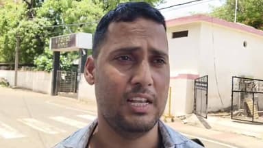 युवक का अश्लील वीडियो बनाकर किया ब्लैकमेल, एसपी ऑफिस पहुंचा पीड़ित
शिवपुरी- भौंती कस्बे के किराना व्यापारी विशाल सिंह चौहान के साथ ब्लैकमेलिंग का सनसनीखेज मामला सामने आया है। 3 जून की सुबह 4 बजे संजू लोधी, सुल्तान खान, जयकुमार लोधी और एक अन्य युवक ने विशाल को रोककर खर्रेश्वर मंदिर के पास नदी घाट ले गए। आरोप है कि मारपीट कर जबरन अश्लील वीडियो बनाया और वायरल करने की धमकी देकर 22,500 रुपये वसूल लिए। इतना ही नहीं, बाद में घर आकर 80 हजार की मांग की, जिसका वीडियो पत्नी ने बना लिया। पीड़ित का आरोप है कि थाने जाने से रोकने के लिए आरोपी दिनभर थाने के आसपास घूमते रहे। आखिरकार विशाल छिपते-छिपाते सुबह 5 बजे शिवपुरी एसपी ऑफिस पहुंचा और शिकायत दर्ज कराई। भौंती क्षेत्र में पहले भी ऐसे ब्लैकमेलिंग के मामले सामने आ चुके हैं।
#ShivpuriNews #Bhonti #Blackmail #CrimeNews #MPPolice #SPShivpuri