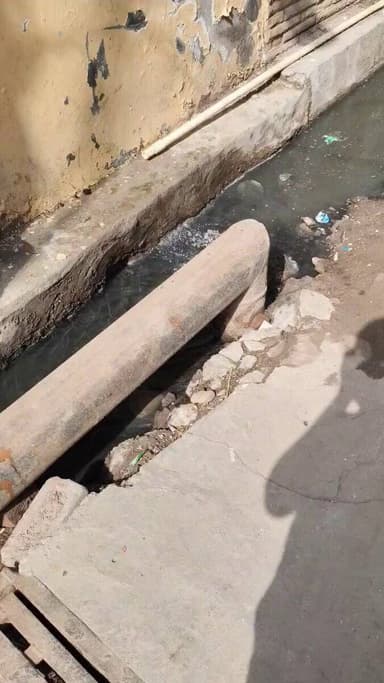#Noida Gejha Sector 93 Gali number 9 mein water supply ka pipe leakage ho gaya hai I called Jai, but his phone is switched off. @noida_authority @CeoNoida @dmgbnagar @UPGovt @ChiefSecyUP @NandiGuptaBJP @PankajSinghBJP @myogiadityanath https://t.co/skh3HnJ28f
