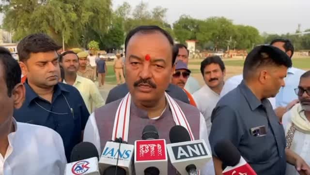 प्रयागराज
प्रयागराज पहुंचे उप मुख्यमंत्री केशव प्रसाद मौर्य, केशव मौर्य प्रयागराज में कई कार्यक्रमों में होगे शामिल , मीडिया से बात करते हुए उन्होंने विपक्ष पर हमला बोला, कहा अखिलेश दिमागी रूप से संतुलन खो चुके है इसलिए ऐसी बातें कर रहे है।
ब्यूरो चीफ रिपोर्ट जुबैर अहमद
#viralvideo #short #viralvideo #instgramreels #paryagraj❤️😍