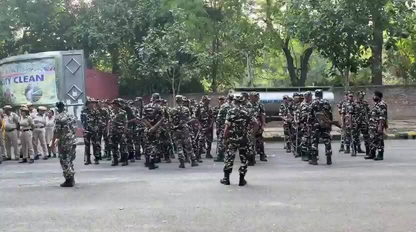 "देश की राजधानी दिल्ली का जंतर-मंतर एक बार फिर बड़े आंदोलन का गवाह बनने जा रहा है। आज देश का पहला 'ZenG' प्रदर्शन होने जा रहा है, जिसे 'कॉकरोच जनता पार्टी' का पहला अधिकारिक शक्ति प्रदर्शन कहा जा रहा है। पार्टी के संस्थापक अभिजीत दिमके दिल्ली एयरपोर्ट पर लैंड कर चुके हैं और कुछ ही देर में वो पार्लियामेंट स्ट्रीट पुलिस स्टेशन पहुंचने वाले हैं। इस प्रदर्शन को देखते हुए जंतर-मंतर और आसपास के इलाकों में भारी पुलिस बल तैनात कर दिया गया है। जंतर-मंतर पर प्रदर्शनकारियों का जुटना भी शुरू हो चुका है। अब बड़ा सवाल यह है कि अपनी रवायत के मुताबिक केंद्र सरकार इस अनोखे प्रदर्शन को होने देगी या फिर पुलिस बल के दम पर इसे कुचल दिया जाएगा? पल-पल की अपडेट के लिए बने रहिए हमारे साथ।"
#JantarMantarProtest #DelhiCrime #BreakingUpdate #YouthMovement #CentralGovernment #PoliceAction #ViralProtest #TrendingNow #IndiaHeadline24 #NationalNews