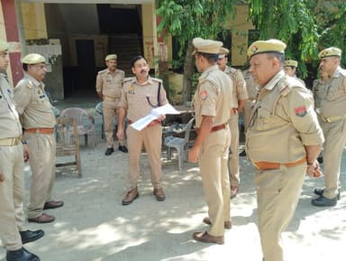 आगामी पुलिस भर्ती परीक्षा-2025 को पूर्ण निष्पक्षता, पारदर्शिता, शुचिता एवं शांतिपूर्ण वातावरण में सकुशल सम्पन्न कराने के दृष्टिगत #AddlSP @kaloosingh द्वारा~~
~~ पी.एन. इंटर कॉलेज, श्री वर्णी जैन इण्टर कालेज, पीएम श्री राजकीय बालिका इंटर कालेज, राजकीय इंटर कालेज, ललितपुर परीक्षा केंद्रों का स्थलीय निरीक्षण कर, परीक्षा सामग्री की सुरक्षित अभिरक्षा हेतु स्थापित स्ट्रांग रूम तथा परीक्षा संचालन एवं सतत निगरानी के लिए स्थापित कंट्रोल रूम का निरीक्षण कर सुरक्षा प्रबंधों एवं व्यवस्थाओं की समीक्षा की गई तथा संबंधित को आवश्यक दिशा-निर्देश प्रदान किए गए। #UPPolice