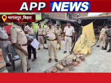 ईओ व नगर सभापति हत्याकांड: फरार उपसभापति नीलम देवी व दो पुत्रों के घर इश्तिहार चिपकाया। #अंगक्षेत्र #biharpulice #BankaBihar #bhagalpur #highlight #CrimeNews #india #bihar #banka #cantante