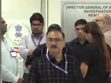 एयरपोर्ट पर पुलिस अधिकारियों से बातचीत करते कॉकरोच जनता पार्टी के फाउंडर अभिजीत दीपके
#BreakingNews
#coackroachjantaparty