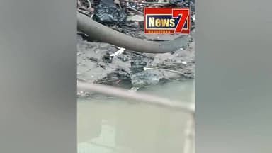 #news जलदाय विभाग की बड़ी लापरवाही, सप्लाई पाइपलाइन में लीकेज से घरों तक पहुंच रहा दूषित पानी, बस्तीवासियों में रोष #news7rajasthan #news7 #hindauncity #karauli