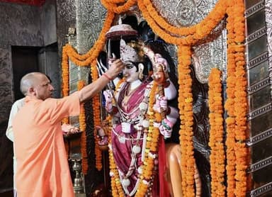 बलरामपुर: मुख्यमंत्री योगी आदित्यनाथ ने मां पाटेश्वरी देवी मंदिर में की पूजा-अर्चना, गौशाला में की गौसेवा
बलरामपुर। प्रदेश के मुख्यमंत्री Yogi Adityanath ने शनिवार को देवीपाटन स्थित Maa Pateshwari Devi Temple में विधि-विधान से पूजा-अर्चना कर प्रदेशवासियों के सुख, समृद्धि और खुशहाली की कामना की।
मंदिर दर्शन के दौरान मुख्यमंत्री ने मंदिर परिसर का भ्रमण भी किया। इसके बाद उन्होंने मंदिर प्रांगण स्थित गौशाला पहुंचकर गौसेवा की तथा गायों को गुड़ और हरा चारा खिलाया। मुख्यमंत्री ने गौसंरक्षण एवं गौसेवा के महत्व पर भी जोर दिया।
मुख्यमंत्री के मंदिर आगमन को लेकर सुरक्षा के व्यापक इंतजाम किए गए थे। इस दौरान जनप्रतिनिधि, प्रशासनिक अधिकारी एवं बड़ी संख्या में श्रद्धालु भी मौजूद रहे।