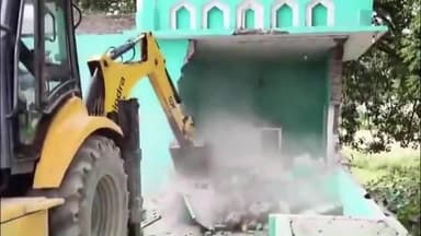 🚨 संभल में प्रशासन की बड़ी कार्रवाई
संभल में खंडेश्वर शिव मंदिर के पास स्थित एक मजार पर प्रशासन द्वारा बुलडोजर कार्रवाई की गई। बताया जा रहा है कि यह कदम प्रशासनिक और कानूनी प्रक्रिया के तहत उठाया गया।
घटना के बाद क्षेत्र में चर्चा का माहौल है, जबकि प्रशासन ने कानून-व्यवस्था बनाए रखने के लिए आवश्यक सुरक्षा व्यवस्था भी की है।
मामले को लेकर स्थानीय लोगों और प्रशासन की ओर से अलग-अलग प्रतिक्रियाएँ सामने आ रही हैं। फिलहाल पूरे प्रकरण पर लोगों की नजर बनी हुई है।
#Sambhal #BulldozerAction #BreakingNews #UttarPradesh #UPNews #Administration #LawAndOrder #IndiaNews #TrendingNews #GroundReport #LatestNews