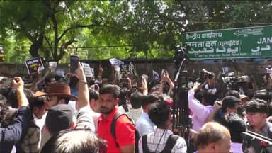 जंतर-मंतर पर जुटी Cockroach Janta Party, शिक्षा व्यवस्था को लेकर बुलंद हुई आवाज। #LIVE🔴🔴
#CockroachJantaParty #CJP #JantarMantar #DelhiProtest #Delhi #BreakingNews #LiveUpdate #AbhijeetDipke #Students #Education #NEET #CBSE #Trending #Viral #HindiNews #NewsUpdate #Protest #India #GroundReport #LiveNews