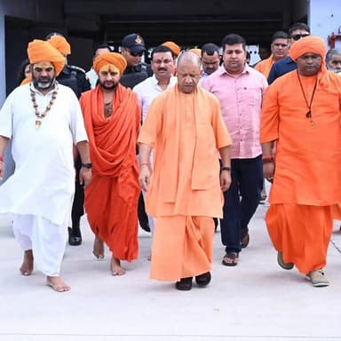 #बलरामपुर पहुंचे सीएम योगी ने देवीपाटन मंदिर में पूजा अर्चना कर प्रदेश की सुख समृद्धि की कामना की। गौशाला मे गोवश को गुड़ और चारा खिलाया।