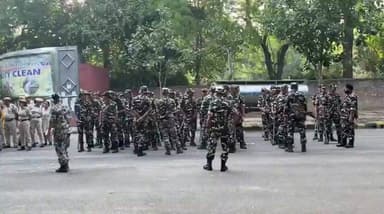 देश मे आज #कॉकरोचजनतापार्टी का पहला प्रदर्शन है. जगह है #दिल्ली का जंतर-मंतर. पार्टी के संस्थापक अभिजीत दिमके दिल्ली एयरपोर्ट पर लैंड हो चुके हैं. पार्लियामेंट स्ट्रीट पुलिस स्टेशन पर उन्हें थोड़ी देर में पहुंचना है.
जंतर मंतर के आसपास भारी पुलिस बल तैनात है. बड़ी तादात में कॉकरोच पहुंचना शुरू हो गए हैं.!