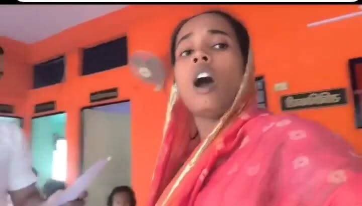 उत्तरप्रदेश के कुशीनगर जिले के एक थाने में पीड़ित महिला की FIR नहीं लिखी गई....
महिला को मारा पीटा गया, गाली गलौज की गई, महिला जब शिकायत करने थाने पहुंची तो उसकी मजाक बनाया गया!
थाने में बहुते पुलिस कर्मियों द्वारा, महिला को भिखमंगिन तक बोला गया , जब महिला हिम्मत जुटा वीडियो बनाना शुरू की तब सारे पुलिस वाले विरोध करने लगे !
महिला 5 दिनों से न्याय की गुहार लगाती हुई थाने की चक्कर काट रही है, लेकिन उसे अभी तक न्याय नहीं मिली है ! #challengeviralpostreeltranding #viralreels #viralvideoreelsfb #viralvideoshort #challengechallengetodayaaa #fqcebookreels #followerseveryone #viralreelsシ #pageviralシ゚ #facebookreelsviral #viralpost #facebookviral #facebookreels #facebookpost #facebookreel #viralreelschallenge #viralvideochallenge #FacebookPage #ChallengeChallengeChallenge #ChallengeAccepted #challenges