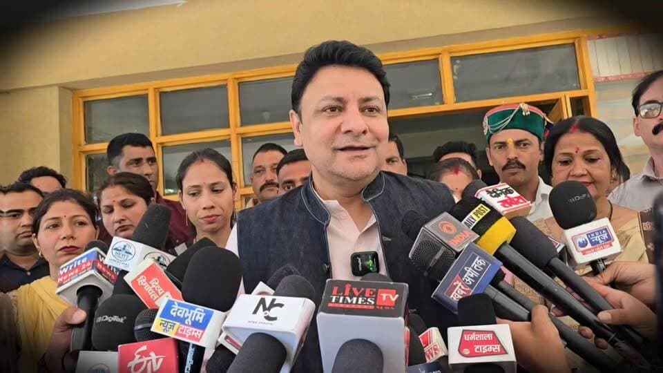 धर्मशाला: विधायक सुधीर शर्मा ने मुख्यमंत्री पर लगाए नीरज भारती और एडवोकेट विनय शर्मा के फेसबुक अकाउंट बंद करने के आरोप ।
#himachalpradesh #followers #bhajpa #dharmsala #Congress #SukhvinderSinghSukhu #NeerajBharti #shimla #SudhirSharma #jwali #highlights