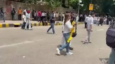 🚨 22 मिलियन फॉलोअर्स... लेकिन क्या इनमें से कई सिर्फ बॉट्स हैं?
जंतर-मंतर पर CJP अपने प्रदर्शन के लिए एक छोटा सा क्षेत्र भी भर नहीं पाई। सोशल मीडिया पर बड़े-बड़े दावों के बावजूद ज़मीनी स्तर पर भीड़ नज़र नहीं आई।
कई लोग इसे "सुपर फ्लॉप प्रदर्शन" और "सिर्फ मीडिया हाइप" बता रहे हैं। अब सवाल उठ रहा है कि क्या ऑनलाइन लोकप्रियता वास्तव में जनसमर्थन को दर्शाती है, या फिर हकीकत कुछ और है?
यह प्रदर्शन सोशल मीडिया बनाम ग्राउंड रियलिटी की बहस को फिर से हवा दे गया है। 🤔
#CJP #JantarMantar #Protest #Delhi #SocialMedia #Trending #ViralNews #PoliticalDebate #GroundReality #IndiaNews #cockroachjantaparty #AbhijitDipke