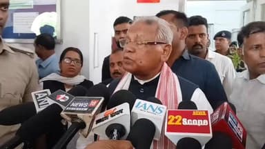 सचिन का रिकॉर्ड तोड़ने की दहलीज पर समस्तीपुर का लाल, 14 साल के वैभव सूर्यवंशी का T20 टीम में चयन; मांझी बोले- बिहार का नाम रोशन करेगा
बिहार के समस्तीपुर जिले से क्रिकेट की दुनिया के लिए बड़ी खबर आई है। 14 वर्षीय वैभव सूर्यवंशी का भारतीय T20 टीम में चयन हो गया है। अगर वैभव को प्लेइंग-11 में मौका मिलता है तो वह टीम इंडिया के लिए खेलने वाले सबसे कम उम्र के खिलाड़ी बन जाएंगे।
अब तक यह ऐतिहासिक रिकॉर्ड मास्टर ब्लास्टर सचिन तेंदुलकर के नाम है। सचिन ने 16 साल 205 दिन की उम्र में 1989 में पाकिस्तान के खिलाफ टेस्ट डेब्यू किया था। T20 फॉर्मेट में सबसे कम उम्र में भारत के लिए खेलने का रिकॉर्ड वाशिंगटन सुंदर के नाम है - 18 साल 80 दिन।
केंद्रीय मंत्री मांझी ने दी बधाई
वैभव के चयन पर केंद्रीय मंत्री जीतन राम मांझी ने भी खुशी जताई है। उन्होंने वैभव को शुभकामनाएं देते हुए कहा, "समस्तीपुर का यह बेटा पूरे बिहार का नाम रोशन करेगा। वैभव की उपलब्धि राज्य के युवाओं के लिए प्रेरणा है।" मांझी ने कहा कि बिहार की मिट्टी में प्रतिभा की कमी नहीं है, बस मौके मिलने चाहिए।
करोड़ों का सपना जी रहा समस्तीपुर का बेटा
साधारण परिवार से आने वाले वैभव ने अपनी आक्रामक बल्लेबाजी से घरेलू क्रिकेट में सबको प्रभावित किया। चयनकर्ताओं ने उनकी प्रतिभा को देखते हुए सीधे टीम इंडिया में मौका दिया है।
#VaibhavSuryavanshi #TeamIndia #YoungestCricketer #JitanRamManjhi #BiharKaLal #Samastipur #SachinTendulkarRecord