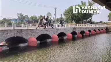 अंजनी नदी के कायाकल्प की सफलता का खूबसूरत नज़ारा। 🌊
नगर परिषद अध्यक्ष राजेश सेठिया और उपाध्यक्ष महेश मालवीय ने मां अंजनी के निर्मल जल में स्नान कर नदी पुनर्जीवन अभियान की सफलता का जश्न मनाया। स्वच्छ नदी, खुश नगर और जनभागीदारी की मिसाल।
#AnjaniNadi #Garoth #RiverRejuvenation #Mandsaur #CleanRiver GarothNews YashasviDuniya