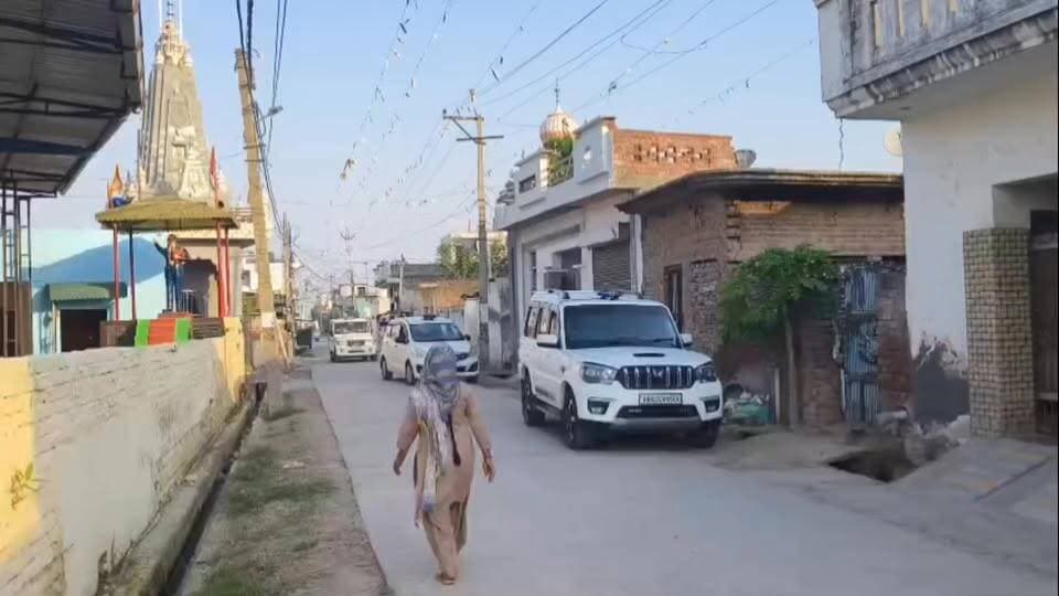 यमुनानगर अभियान मैदान 2.0 के तहत यमुनानगर पुलिस की बड़ी रेड, 10.37 लाख रुपये नकद बरामद।
गांव सारण में 150 पुलिसकर्मियों की सघन छापेमारी, नशा तस्करों में मचा हड़कंप।
नशा कारोबार पर पुलिस का शिकंजा, संदिग्ध युवक के घर से लाखों की नकदी बरामद
डीएसपी रजत गुलिया की चेतावनी— नशा तस्करी छोड़ो, वरना पुलिस छुड़वा देगी।
#YamunanagarPolice
#MissionMaidan2_0
#AntiDrugOperation
#WarOnDrugs
#DrugFreeHaryana
#PoliceRaid
#CrimeBranch
#LawAndOrder
#YamunanagarNews
#HaryanaPolice
#DrugTrafficking
#BreakingNews
#PoliceAction
#OperationMaidan
#DrugFreeIndia
#CrimeNews
#PublicSafety
#AntiNarcotics
#NewsUpdate
#AKNewsHaryana