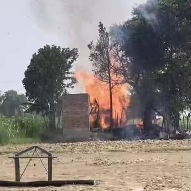 गैस सिलेंडर विस्फोट से मचा हड़कंप, 80 वर्षीय वृद्ध गंभीर रूप से घायल
देखते ही देखते आग ने लिया विकराल रूप, नगदी सहित गृहस्थी जलकर खाक
फतेहपुर के मालादेई गांव में बड़ा हादसा, पुलिस जांच में जुटी
📰 रिपोर्ट नाजिया परवीन
उत्तर प्रदेश के फतेहपुर जनपद में शुक्रवार दोपहर एक दर्दनाक हादसे ने पूरे इलाके को झकझोर दिया। सुल्तानपुर घोष थाना क्षेत्र के मालादेई (गढ़रियाका पुरवा) मजरा इजुरा खुर्द गांव में खाना बनाते समय कथित रूप से गैस सिलेंडर में रिसाव होने के बाद विस्फोट हो गया। इस हादसे में एक 80 वर्षीय वृद्ध गंभीर रूप से घायल हो गए, जबकि घर में रखा नगद धन और गृहस्थी का सामान आग की भेंट चढ़ गया।
फतेहपुर। जनपद के थाना सुल्तानपुर घोष क्षेत्र अंतर्गत मालादेई (गढ़रियाका पुरवा) मजरा इजुरा खुर्द गांव में शुक्रवार दोपहर लगभग ढाई बजे उस समय अफरा-तफरी मच गई जब खाना बनाते समय अचानक गैस सिलेंडर में आग लगने के बाद तेज धमाका हो गया।
प्राप्त जानकारी के अनुसार, इंद्रपाल पुत्र रामदीन (80 वर्ष) घर पर अकेले मौजूद थे और भोजन तैयार कर रहे थे। इसी दौरान कथित रूप से गैस सिलेंडर में रिसाव होने लगा। कुछ ही क्षणों में आग ने रसोई को अपनी चपेट में ले लिया और सिलेंडर विस्फोट जैसी स्थिति उत्पन्न हो गई।
धमाके की आवाज सुनकर आसपास के ग्रामीण मौके पर पहुंचे, लेकिन तब तक आग विकराल रूप धारण कर चुकी थी। ग्रामीणों ने राहत एवं बचाव का प्रयास करते हुए तत्काल पुलिस और अन्य संबंधित अधिकारियों को सूचना दी।
नगदी सहित गृहस्थी जलकर राख
प्रत्यक्षदर्शियों के अनुसार आग इतनी भीषण थी कि घर में रखा लगभग 25 हजार रुपये नगद, कपड़े, बिस्तर, खाद्यान्न और अन्य आवश्यक घरेलू सामान जलकर राख हो गया। वृद्ध इंद्रपाल भी आग की चपेट में आकर गंभीर रूप से झुलस गए।
पुलिस ने पहुंचकर कराया उपचार
घटना की सूचना मिलते ही थाना सुल्तानपुर घोष पुलिस मौके पर पहुंची और आवश्यक जांच-पड़ताल शुरू की। घायल वृद्ध को तत्काल उपचार के लिए अस्पताल भेजा गया, जहां उनका इलाज जारी है।
स्थानीय लोगों का कहना है कि यदि समय रहते ग्रामीण मौके पर नहीं पहुंचते तो नुकसान और भी बड़ा हो सकता था।
ग्रामीणों में दहशत, प्रशासन से सहायता की मांग
हादसे के बाद गांव में दहशत का माहौल है। ग्रामीणों ने प्रशासन से पीड़ित वृद्ध को आर्थिक सहायता एवं राहत उपलब्ध कराने की मांग की है, ताकि उनके नुकसान की भरपाई हो सके।
📌 वायरल फैक्ट
ग्रामीण क्षेत्र में गैस सिलेंडर सुरक्षा को लेकर एक बार फिर गंभीर सवाल उठे हैं। सोशल मीडिया पर घटना की जानकारी तेजी से साझा की जा रही है और लोग घरेलू गैस उपयोग में अतिरिक्त सावधानी बरतने की अपील कर रहे हैं।
फतेहपुर का यह हादसा घरेलू गैस उपकरणों के सुरक्षित उपयोग की आवश्यकता को एक बार फिर रेखांकित करता है। प्रशासन द्वारा मामले की जांच की जा रही है, जबकि स्थानीय लोग पीड़ित परिवार को राहत दिलाने की मांग कर रहे हैं। विशेषज्ञों का मानना है कि गैस रिसाव की नियमित जांच और सुरक्षा मानकों का पालन ऐसे हादसों को रोकने में महत्वपूर्ण भूमिका निभा सकता है।
📢 NDNEWS की अपील
🔹गैस सिलेंडर और रेगुलेटर की समय-समय पर जांच अवश्य कराएं।
🔹गैस की गंध आने पर तुरंत रेगुलेटर बंद करें और बिजली के स्विच का प्रयोग न करें।
🔹अकेले रहने वाले बुजुर्गों की नियमित निगरानी और सहायता सुनिश्चित करें।
🔹ग्रामीण क्षेत्रों में अग्नि सुरक्षा और गैस सुरक्षा संबंधी जागरूकता अभियान चलाए जाएं।
🔹प्रशासन पीड़ित परिवार को तत्काल राहत एवं सहायता प्रदान करे।
"सावधानी ही सुरक्षा है — एक छोटी सतर्कता बड़े हादसे को रोक सकती है।"
👇👇
#NDNews
#SultanpurGhosh
#GasCylinderBlast
#FireAccident
#Inderpal
#MaladeiVillage
#SafetyFirst
#EmergencyResponse
#UPPolice
#FatehpurAdministration
#NDNewsChannel
👇👇
@dgpup
@RSSorg
@UPGovt
@wpl1090
@RSSgeet
@Uppolice
@MIB_India
@PMOIndia
@HMOIndia
@abmanglik
@VHPDigital
@igrangealld
@myogioffice
@InfoDeptUP
@dmfatehpur
@sdmsadarftp
@CMOfficeUP
@CMOUP_RC
@ChiefSecyUP
@ChiefSecyUP
@MahantYogiG
@FatehpurSdm
@fatehpurpolice
@BajrangDalOrg
@112UttarPradesh
@myogiadityanath
@CommissionerPrg
@ADGZonPrayagraj
👇👇
🟥 ND NEWS | दैनिक निष्पक्ष धारा
मुख्य संपादक / संस्थापक: राजन सिंह हाड़ा
📍 कार्यालय-3: U158, हीरा स्वीट्स के पास, विकास मार्ग, लक्ष्मी नगर, पूर्वी दिल्ली, पिन कोड – 110092 (NCR)
📍 कार्यालय-2: विधानसभा रोड, बर्लिंगटन चौराहा, लखनऊ (226001) (UP)
📍 कार्यालय-1: 1/1 अटल बिहारी चौराहा, नियर बर्मा चौराहा, फतेहपुर (212601) (UP)
📅 दिनांक: 06 जून 2026
📆 दिन: शनिवार
📧 Email: ndnewschannel@gmail.com
📞 मोबाइल: 9696119696