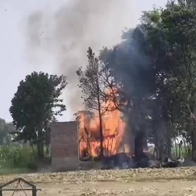 गैस सिलेंडर विस्फोट से मचा हड़कंप, 80 वर्षीय वृद्ध गंभीर रूप से घायल
देखते ही देखते आग ने लिया विकराल रूप, नगदी सहित गृहस्थी जलकर खाक
फतेहपुर के मालादेई गांव में बड़ा हादसा, पुलिस जांच में जुटी
📰 रिपोर्ट नाजिया परवीन
उत्तर प्रदेश के फतेहपुर जनपद में शुक्रवार दोपहर एक दर्दनाक हादसे ने पूरे इलाके को झकझोर दिया। सुल्तानपुर घोष थाना क्षेत्र के मालादेई (गढ़रियाका पुरवा) मजरा इजुरा खुर्द गांव में खाना बनाते समय कथित रूप से गैस सिलेंडर में रिसाव होने के बाद विस्फोट हो गया। इस हादसे में एक 80 वर्षीय वृद्ध गंभीर रूप से घायल हो गए, जबकि घर में रखा नगद धन और गृहस्थी का सामान आग की भेंट चढ़ गया।
फतेहपुर। जनपद के थाना सुल्तानपुर घोष क्षेत्र अंतर्गत मालादेई (गढ़रियाका पुरवा) मजरा इजुरा खुर्द गांव में शुक्रवार दोपहर लगभग ढाई बजे उस समय अफरा-तफरी मच गई जब खाना बनाते समय अचानक गैस सिलेंडर में आग लगने के बाद तेज धमाका हो गया।
प्राप्त जानकारी के अनुसार, इंद्रपाल पुत्र रामदीन (80 वर्ष) घर पर अकेले मौजूद थे और भोजन तैयार कर रहे थे। इसी दौरान कथित रूप से गैस सिलेंडर में रिसाव होने लगा। कुछ ही क्षणों में आग ने रसोई को अपनी चपेट में ले लिया और सिलेंडर विस्फोट जैसी स्थिति उत्पन्न हो गई।
धमाके की आवाज सुनकर आसपास के ग्रामीण मौके पर पहुंचे, लेकिन तब तक आग विकराल रूप धारण कर चुकी थी। ग्रामीणों ने राहत एवं बचाव का प्रयास करते हुए तत्काल पुलिस और अन्य संबंधित अधिकारियों को सूचना दी।
नगदी सहित गृहस्थी जलकर राख
प्रत्यक्षदर्शियों के अनुसार आग इतनी भीषण थी कि घर में रखा लगभग 25 हजार रुपये नगद, कपड़े, बिस्तर, खाद्यान्न और अन्य आवश्यक घरेलू सामान जलकर राख हो गया। वृद्ध इंद्रपाल भी आग की चपेट में आकर गंभीर रूप से झुलस गए।
पुलिस ने पहुंचकर कराया उपचार
घटना की सूचना मिलते ही थाना सुल्तानपुर घोष पुलिस मौके पर पहुंची और आवश्यक जांच-पड़ताल शुरू की। घायल वृद्ध को तत्काल उपचार के लिए अस्पताल भेजा गया, जहां उनका इलाज जारी है।
स्थानीय लोगों का कहना है कि यदि समय रहते ग्रामीण मौके पर नहीं पहुंचते तो नुकसान और भी बड़ा हो सकता था।
ग्रामीणों में दहशत, प्रशासन से सहायता की मांग
हादसे के बाद गांव में दहशत का माहौल है। ग्रामीणों ने प्रशासन से पीड़ित वृद्ध को आर्थिक सहायता एवं राहत उपलब्ध कराने की मांग की है, ताकि उनके नुकसान की भरपाई हो सके।
📌 वायरल फैक्ट
ग्रामीण क्षेत्र में गैस सिलेंडर सुरक्षा को लेकर एक बार फिर गंभीर सवाल उठे हैं। सोशल मीडिया पर घटना की जानकारी तेजी से साझा की जा रही है और लोग घरेलू गैस उपयोग में अतिरिक्त सावधानी बरतने की अपील कर रहे हैं।
फतेहपुर का यह हादसा घरेलू गैस उपकरणों के सुरक्षित उपयोग की आवश्यकता को एक बार फिर रेखांकित करता है। प्रशासन द्वारा मामले की जांच की जा रही है, जबकि स्थानीय लोग पीड़ित परिवार को राहत दिलाने की मांग कर रहे हैं। विशेषज्ञों का मानना है कि गैस रिसाव की नियमित जांच और सुरक्षा मानकों का पालन ऐसे हादसों को रोकने में महत्वपूर्ण भूमिका निभा सकता है।
📢 NDNEWS की अपील
🔹गैस सिलेंडर और रेगुलेटर की समय-समय पर जांच अवश्य कराएं।
🔹गैस की गंध आने पर तुरंत रेगुलेटर बंद करें और बिजली के स्विच का प्रयोग न करें।
🔹अकेले रहने वाले बुजुर्गों की नियमित निगरानी और सहायता सुनिश्चित करें।
🔹ग्रामीण क्षेत्रों में अग्नि सुरक्षा और गैस सुरक्षा संबंधी जागरूकता अभियान चलाए जाएं।
🔹प्रशासन पीड़ित परिवार को तत्काल राहत एवं सहायता प्रदान करे।
"सावधानी ही सुरक्षा है — एक छोटी सतर्कता बड़े हादसे को रोक सकती है।"
👇👇
#NDNews
#SultanpurGhosh
#GasCylinderBlast
#FireAccident
#Inderpal
#MaladeiVillage
#SafetyFirst
#EmergencyResponse
#UPPolice
#FatehpurAdministration
#NDNewsChannel
👇👇
@dgpup
@RSSorg
@UPGovt
@wpl1090
@RSSgeet
@Uppolice
@MIB_India
@PMOIndia
@HMOIndia
@abmanglik
@VHPDigital
@igrangealld
@myogioffice
@InfoDeptUP
@dmfatehpur
@sdmsadarftp
@CMOfficeUP
@CMOUP_RC
@ChiefSecyUP
@ChiefSecyUP
@MahantYogiG
@FatehpurSdm
@fatehpurpolice
@BajrangDalOrg
@112UttarPradesh
@myogiadityanath
@CommissionerPrg
@ADGZonPrayagraj
👇👇
🟥 ND NEWS | दैनिक निष्पक्ष धारा
मुख्य संपादक / संस्थापक: राजन सिंह हाड़ा
📍 कार्यालय-3: U158, हीरा स्वीट्स के पास, विकास मार्ग, लक्ष्मी नगर, पूर्वी दिल्ली, पिन कोड – 110092 (NCR)
📍 कार्यालय-2: विधानसभा रोड, बर्लिंगटन चौराहा, लखनऊ (226001) (UP)
📍 कार्यालय-1: 1/1 अटल बिहारी चौराहा, नियर बर्मा चौराहा, फतेहपुर (212601) (UP)
📅 दिनांक: 06 जून 2026
📆 दिन: शनिवार
📧 Email: ndnewschannel@gmail.com
📞 मोबाइल: 9696119696