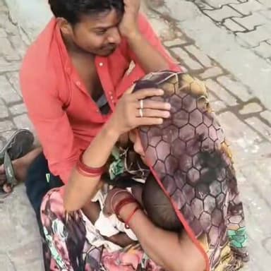 🚨 जहरीले कीड़े के काटने से दो वर्षीय मासूम की मौत
😢 हथगाम क्षेत्र में दर्दनाक घटना, परिवार में मचा कोहराम
🏥 अस्पताल पहुंचने से पहले थम गई मासूम की सांसें
📰 रिपोर्ट नाजिया परवीन
उत्तर प्रदेश के फतेहपुर जनपद के हथगाम थाना क्षेत्र से एक हृदयविदारक घटना सामने आई है। रतिरामपुर मजरा मऊपारा गांव में कथित तौर पर किसी जहरीले कीड़े के काटने से एक दो वर्षीय मासूम बच्ची की मौत हो गई। परिजन उसे तत्काल सामुदायिक स्वास्थ्य केंद्र हथगाम लेकर पहुंचे, जहां चिकित्सकों ने जांच के बाद बच्ची को मृत घोषित कर दिया। घटना के बाद पूरे परिवार में शोक की लहर दौड़ गई है।
फतेहपुर। जिले के हथगाम थाना क्षेत्र अंतर्गत रतिरामपुर मजरा मऊपारा गांव में एक दर्दनाक हादसे ने पूरे गांव को गमगीन कर दिया। जानकारी के अनुसार गांव निवासी जयचंद की दो वर्षीय पुत्री काव्या को किसी जहरीले कीड़े ने काट लिया। परिजनों को जब बच्ची की तबीयत बिगड़ती दिखाई दी तो वे उसे तत्काल उपचार के लिए सामुदायिक स्वास्थ्य केंद्र हथगाम लेकर पहुंचे।
बताया जाता है कि अस्पताल पहुंचने पर चिकित्सकों ने बच्ची की स्थिति का परीक्षण किया, लेकिन तब तक काफी देर हो चुकी थी। डॉक्टरों ने उसे मृत घोषित कर दिया। मासूम की मौत की खबर मिलते ही परिजनों का रो-रोकर बुरा हाल हो गया।
ग्रामीणों के अनुसार बच्ची पूरी तरह स्वस्थ थी और अचानक तबीयत बिगड़ने के बाद परिवार उसे अस्पताल लेकर गया। घटना के बाद गांव में शोक का माहौल है और लोग परिवार को सांत्वना दे रहे हैं।
📌 बरसात और गर्मी के मौसम में बढ़ता है खतरा
विशेषज्ञों के अनुसार गर्मी और बरसात के मौसम में जहरीले कीड़े, बिच्छू और अन्य विषैले जीवों का खतरा बढ़ जाता है। ऐसे मामलों में समय रहते प्राथमिक उपचार और तत्काल चिकित्सा सहायता बेहद जरूरी होती है।
📌 ग्रामीण क्षेत्रों में जागरूकता की आवश्यकता
ग्रामीण इलाकों में अक्सर जहरीले जीव-जंतुओं के काटने की घटनाएं सामने आती रहती हैं। स्वास्थ्य विभाग द्वारा जागरूकता अभियान चलाकर लोगों को सावधानी और प्राथमिक उपचार की जानकारी देने की आवश्यकता महसूस की जा रही है।
📲 वायरल फैक्ट
मासूम बच्ची की मौत की खबर क्षेत्र में तेजी से चर्चा का विषय बनी हुई है। ग्रामीणों और सामाजिक संगठनों ने घटना पर दुख व्यक्त करते हुए परिवार को हर संभव सहायता उपलब्ध कराने की मांग की है।
दो वर्ष की मासूम काव्या की असमय मृत्यु ने एक परिवार की खुशियां छीन ली हैं। यह घटना ग्रामीण क्षेत्रों में स्वास्थ्य जागरूकता, त्वरित चिकित्सा सुविधा और विषैले जीवों से बचाव के उपायों की आवश्यकता को भी रेखांकित करती है। प्रशासन और स्वास्थ्य विभाग के लिए यह एक संकेत है कि ऐसे मामलों में जागरूकता और प्राथमिक चिकित्सा व्यवस्था को और मजबूत किया जाए।
📢 ND NEWS की अपील
✅ बच्चों को घर और आसपास के क्षेत्रों में बिना निगरानी के न छोड़ें।
✅ बरसात और गर्मी के मौसम में घरों एवं आसपास की झाड़ियों की नियमित सफाई कराएं।
✅ किसी भी जहरीले कीड़े या जीव के काटने पर घरेलू उपचार के बजाय तत्काल अस्पताल पहुंचें।
✅ स्वास्थ्य विभाग गांव-गांव जागरूकता अभियान चलाकर लोगों को प्राथमिक उपचार की जानकारी दे।
✅ प्रशासन ग्रामीण क्षेत्रों में आपातकालीन स्वास्थ्य सेवाओं को और सशक्त बनाए।
"एक छोटी सी सावधानी कई अनमोल जिंदगियों को बचा सकती है।
👇👇👇
#NDNews
#दैनिकनिष्पक्षधारा
#Fatehpur
#Hathgam
#BreakingNews
#ChildSafety
#HealthAwareness
#UPNews
#FatehpurNews
#NDNewsChannel
#PublicHealth
#EveryLifeMatters
👇👇👇
@dgpup
@RSSorg
@UPGovt
@wpl1090
@RSSgeet
@Uppolice
@MIB_India
@PMOIndia
@HMOIndia
@abmanglik
@VHPDigital
@igrangealld
@myogioffice
@InfoDeptUP
@dmfatehpur
@sdmsadarftp
@CMOfficeUP
@CMOUP_RC
@UPPRD1948
@ChiefSecyUP
@ChiefSecyUP
@MahantYogiG
@FatehpurSdm
@fatehpurpolice
@BajrangDalOrg
@112UttarPradesh
@myogiadityanath
@CommissionerPrg
@ADGZonPrayagraj
👇👇👇👇
🟥 ND NEWS | दैनिक निष्पक्ष धारा
मुख्य संपादक / संस्थापक: राजन सिंह हाड़ा
सह-संपादक: शालिनी सिंह भदौरिया
✒️ रिपोर्ट : मुन्ना यादव के साथ नाजिया परवीन हथगांव फतेहपुर उत्तरप्रदेश
📍 कार्यालय-3: U158, हीरा स्वीट्स के पास, विकास मार्ग, लक्ष्मी नगर, पूर्वी दिल्ली, पिन कोड – 110092 (NCR)
📍 कार्यालय-2: विधानसभा रोड, बर्लिंगटन चौराहा, लखनऊ (226001) (UP)
📍 कार्यालय-1: 1/1 अटल बिहारी चौराहा, नियर बर्मा चौराहा, फतेहपुर (212601) (UP)
📅 दिनांक: 06 जून 2026
📆 दिन: शनिवार
📧 Email: ndnewschannel@gmail.com
📞 मोबाइल: 9696119696
