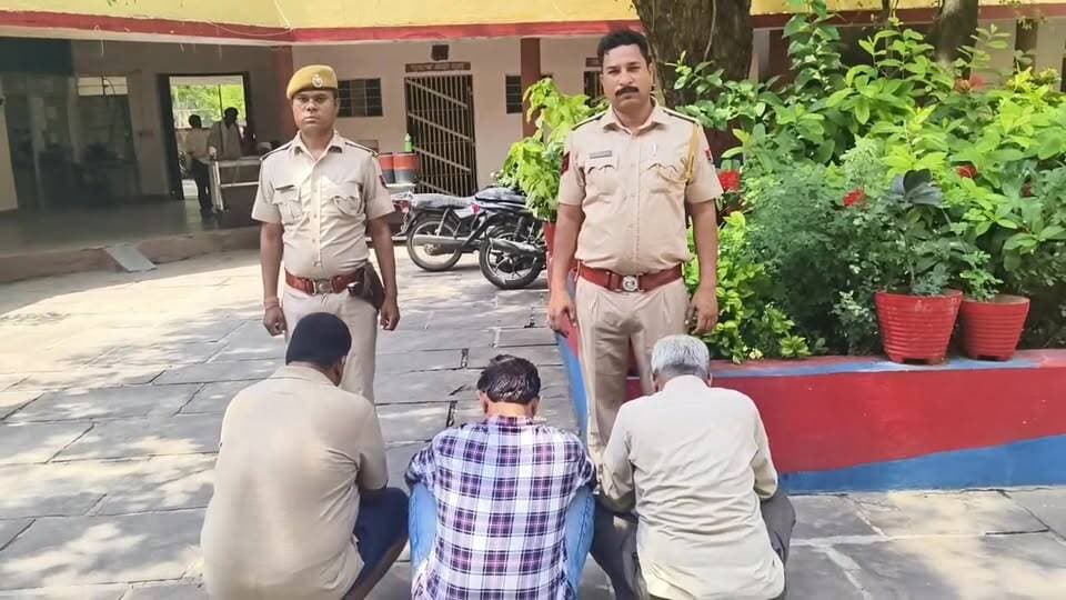 बारां-छीपाबड़ौद पुलिस की कार्रवाई, 1.46 करोड़ रुपये की स्मैक जब्त, तीन तस्कर गिरफ्तार, विमल प्रकाश, रवि मित्तल निवासी छीपाबड़ौद तथा नरेश मीणा निवासी रामनगर को किया गिरफ्तार, उक्त स्मैक नरेश मीणा रामनगर को आये थे बेचने।।
#baransp #BaranPolice #trendingnews2026 #BreakingNews2026 #NDTVRAJASTHAN #baran #chhipabrod #chhipabrodpolice #RajasthanPolice
