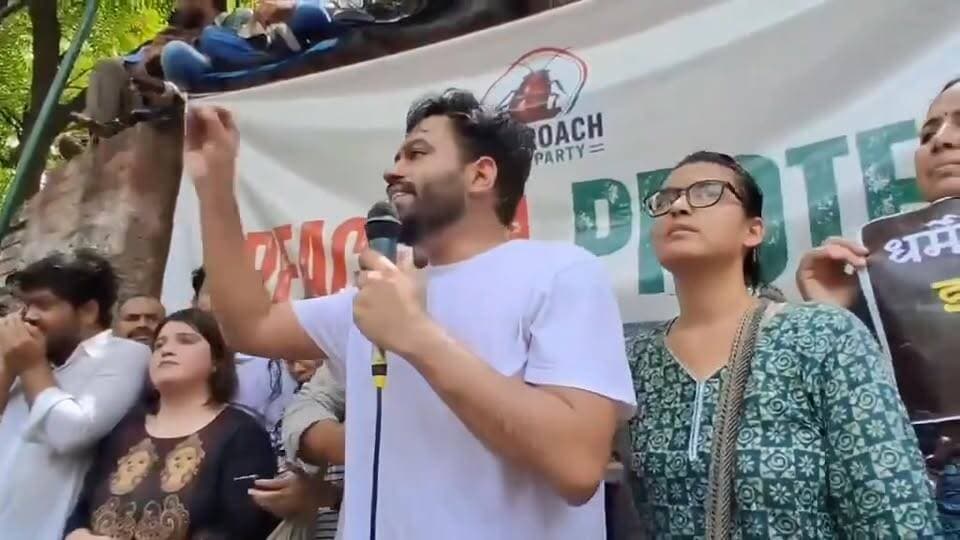 मेरी माँ को बहुत डर था की मुझे ये सरकार जेल में डाल देगी। इस देश में उस हर माँ को ये डर होता है जब उनका बच्चा इस सरकार के ख़िलाफ़ आवाज़ उठाता है।
कब तक हम इस सरकार से डर कर जियेंगे?
#CJPProtest #challengeviralpostreeltranding #pageviralシ゚ #followerseveryone #viralreelsシ #challengechallengetodayaaa #viralvideoreelsfb #viralreels #viralvideoshort #fqcebookreels #facebookreelsviral #viralreelschallenge #viralpost #viralvideochallenge #viralchallenge #instagram #PostViral #instagood
