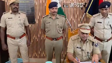 भागलपुर पुलिस का बड़ा एक्शन: अपराध की साजिश रच रहा आरोपी हथियारों के जखीरे के साथ गिरफ्तार
भागलपुर पुलिस ने अपराध और अवैध हथियारों के खिलाफ चलाए जा रहे अभियान के तहत बड़ी सफलता हासिल की है। नाथनगर थाना क्षेत्र में अपराध की योजना बना रहे एक शातिर आरोपी को भारी मात्रा में अवैध हथियार और जिंदा कारतूस के साथ गिरफ्तार किया गया है।
शनिवार को आयोजित प्रेस वार्ता में सिटी एसपी शैलेंद्र सिंह ने बताया कि एसएसपी के निर्देश पर 5 जून को प्राप्त गुप्त सूचना के आधार पर एसडीपीओ सिटी-2 के नेतृत्व में एक विशेष छापेमारी टीम का गठन किया गया। टीम ने त्वरित कार्रवाई करते हुए आरोपी सुरेश मंडल के ठिकाने पर छापा मारा।
छापेमारी के दौरान पुलिस ने आरोपी के पास से एक देसी राइफल, एक देसी कट्टा, एक देसी बंदूक तथा सात जिंदा कारतूस बरामद किए। पुलिस ने आरोपी को मौके से गिरफ्तार कर नाथनगर थाना में प्राथमिकी दर्ज कर ली है।
पुलिस अब आरोपी के आपराधिक इतिहास की जांच कर रही है। साथ ही यह भी पता लगाया जा रहा है कि इतने हथियार किस उद्देश्य से जुटाए गए थे और इनके पीछे किसी बड़े अपराध की साजिश तो नहीं थी।
#BhagalpurPolice #BhagalpurNews #Nathnagar #BiharPolice #IllegalArms #CrimeNews #WeaponSeized #LawAndOrder #CriminalArrested #BiharNews #BhagalpurUpdate