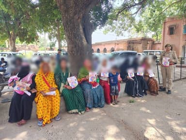 मिशन शक्ति फेज-05 अभियान के तहत थाना हसनगंज की मिशन शक्ति टीम द्वारा भ्रमणशील रहते हुए महिलाओं/बालिकाओ को नारी सशक्तिकरण,विभिन्न हेल्पलाइन नंबरऔर सोशल मी़डिया के प्रयोग से संबंधित की जानकारी दी गई । #UPPCares #MissionShakti5 #नारी_सुरक्षा_सम्मान_स्वाव
@Igrangelucknow https://t.co/ePcdlxW8TO