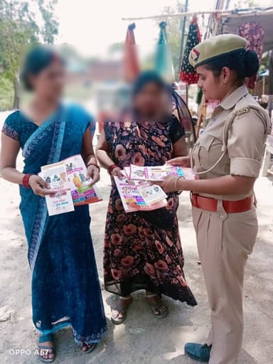 मिशन शक्ति फेज-05 अभियान के तहत थाना बिहार की मिशन शक्ति टीम द्वारा भ्रमणशील रहते हुए महिलाओं/बालिकाओ को नारी सशक्तिकरण,विभिन्न हेल्पलाइन नंबरऔर सोशल मी़डिया के प्रयोग से संबंधित की जानकारी दी गई । #UPPCares #MissionShakti5 #नारी_सुरक्षा_सम्मान_स्वाव
@Igrangelucknow https://t.co/Y7dovF7NTK