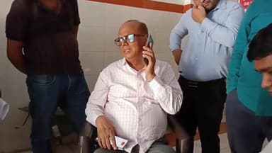 स्वास्थ्य विभाग का छापा,अल्ट्रासाउंड सेंटर पर भाजपा के दर्जा प्राप्त मंत्री के संरक्षण पर उठे गंभीर सवाल
रेडियोलॉजिस्ट नहीं मिलने पर जांच तेज,संचालक और अधिकारियों की बहस का वीडियो वायरल
फतेहपुर में स्वास्थ्य सेवाओं की पारदर्शिता पर फिर छिड़ी बहस
📰 रिपोर्ट अजय श्रीवास्तव
उत्तर प्रदेश के फतेहपुर जिले में संचालित एक निजी अल्ट्रासाउंड सेंटर पर स्वास्थ्य विभाग की छापेमारी के बाद नया विवाद खड़ा हो गया है।निरीक्षण के दौरान अधिकृत रेडियोलॉजिस्ट के मौके पर मौजूद न होने की बात सामने आई है।इसी बीच सेंटर संचालक और स्वास्थ्य विभाग के अधिकारियों के बीच हुई तीखी बहस का वीडियो सोशल मीडिया पर वायरल होने के बाद मामला चर्चा का विषय बन गया है।प्रशासनिक कार्रवाई और स्वास्थ्य सेवाओं की निगरानी को लेकर अब कई सवाल उठ रहे हैं।
फतेहपुर। जनपद में स्वास्थ्य विभाग और प्रशासन की संयुक्त टीम द्वारा की गई छापेमारी ने निजी स्वास्थ्य संस्थानों की कार्यप्रणाली को लेकर नई बहस छेड़ दी है।जिलाधिकारी के निर्देश पर स्वास्थ्य विभाग की टीम ने सदर कोतवाली क्षेत्र के बिंदकी बस स्टैंड के निकट संचालित अमेरिकन अल्ट्रासाउंड सेंटर का निरीक्षण किया।
सूत्रों के अनुसार निरीक्षण के दौरान टीम को मौके पर अधिकृत रेडियोलॉजिस्ट नहीं मिला।स्वास्थ्य विभाग के अधिकारियों ने सेंटर से संबंधित अभिलेखों और संचालन व्यवस्था की जांच कीlबताया जा रहा है कि जांच के दौरान कई बिंदुओं पर जानकारी मांगी गई।
अधिकारियों और संचालक के बीच तीखी बहस
छापेमारी के दौरान सेंटर संचालक एवं स्थानीय राजनीतिक व्यक्ति रामनरेश पटेल और स्वास्थ्य विभाग के अधिकारियों के बीच बहस का एक वीडियो सोशल मीडिया पर तेजी से वायरल हो रहा है।वायरल वीडियो में दोनों पक्षों के बीच तीखी नोकझोंक दिखाई देने का दावा किया जा रहा है।
कुछ सोशल मीडिया पोस्टों में आरोप लगाए गए हैं कि संचालक ने अधिकारियों से बहस करते हुए राजनीतिक प्रभाव का उल्लेख किया।हालांकि इन दावों की स्वतंत्र पुष्टि अभी तक आधिकारिक रूप से नहीं हो सकी है।
स्वास्थ्य विभाग की कार्रवाई पर उठे सवाल
स्थानीय स्तर पर यह चर्चा भी तेज है कि निरीक्षण के बाद स्वास्थ्य विभाग की टीम बिना किसी स्पष्ट कार्रवाई के वापस लौट गई।हालांकि इस संबंध में विभाग की ओर से कोई विस्तृत आधिकारिक बयान सामने नहीं आया है।ऐसे में कार्रवाई हुई या नहीं,इसका अंतिम निष्कर्ष विभागीय रिपोर्ट आने के बाद ही स्पष्ट हो सकेगा।
स्वास्थ्य सेवाओं की गुणवत्ता पर चिंता
चिकित्सा विशेषज्ञों का मानना है कि अल्ट्रासाउंड जैसी संवेदनशील चिकित्सा सेवाओं का संचालन निर्धारित नियमों और योग्य विशेषज्ञों की मौजूदगी में ही होना चाहिए।ऐसे मामलों में प्रशासनिक जांच पारदर्शी और निष्पक्ष होना आवश्यक है ताकि मरीजों का विश्वास बना रहे।
📌वायरल फैक्ट
सोशल मीडिया पर वायरल वीडियो में स्वास्थ्य विभाग के अधिकारियों और सेंटर संचालक के बीच हुई कथित बहस ने पूरे मामले को सुर्खियों में ला दिया है।वीडियो के वायरल होने के बाद आम लोगों के बीच स्वास्थ्य संस्थानों की जवाबदेही और प्रशासनिक कार्रवाई को लेकर चर्चा तेज हो गई है।
फिलहाल इस मामले में कई आरोप और दावे सामने आए हैं,जिनकी आधिकारिक जांच होना बाकी है।प्रशासनिक रिपोर्ट और स्वास्थ्य विभाग की आगे की कार्रवाई के बाद ही स्थिति पूरी तरह स्पष्ट हो सकेगी।स्वास्थ्य सेवाओं से जुड़े मामलों में पारदर्शिता और नियमों का पालन सुनिश्चित करना जनहित की दृष्टि से अत्यंत महत्वपूर्ण माना जाता है।
👇👇
#AmericanUltrasoundCenter
#HealthDepartment
#CMOFatehpur
#ACMO
#BindkiBusStand
#MedicalInspection
#HealthcareTransparency
#UPHealthDepartment
#FatehpurAdministration
#RamnareshPatel
#DrIstiyaq
👇👇
@dgpup
@RSSorg
@UPGovt
@wpl1090
@RSSgeet
@Uppolice
@MIB_India
@PMOIndia
@HMOIndia
@abmanglik
@VHPDigital
@igrangealld
@myogioffice
@InfoDeptUP
@dmfatehpur
@sdmsadarftp
@CMOfficeUP
@CMOUP_RC
@ChiefSecyUP
@ChiefSecyUP
@MahantYogiG
@FatehpurSdm
@fatehpurpolice
@BajrangDalOrg
@112UttarPradesh
@myogiadityanath
@CommissionerPrg
@ADGZonPrayagraj
@UPHealthSystem
@MoHFW_INDIA
@brajeshpathakup
👇👇
🟥NDNEWS | दैनिक निष्पक्ष धारा
मुख्य संपादक/संस्थापक:राजन सिंह हाड़ा
सह-संपादक: शालिनी सिंह भदौरिया
📍 कार्यालय-3: U158,हीरा स्वीट्स के पास,विकास मार्ग,लक्ष्मी नगर,पूर्वी दिल्ली (110092) (NCR)
📍 कार्यालय-2: विधानसभा रोड, बर्लिंगटन चौराहा, लखनऊ (226001) (UP)
📍 कार्यालय-1: 1/1 अटल बिहारी चौराहा, नियर बर्मा चौराहा, फतेहपुर (212601) (UP)
📅 दिनांक: 06 जून 2026
📆 दिन: शनिवार
📧 Email: ndnewschannel@gmail.com
📞 मोबाइल: 9696119696