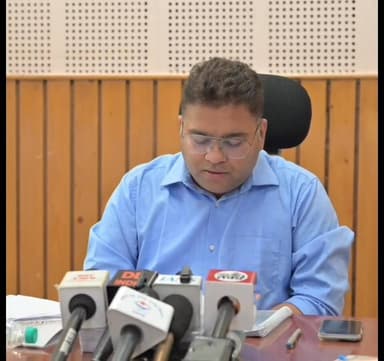 रुद्रप्रयाग से बड़ी खबर: जिलाधिकारी विशाल मिश्रा ने प्रेस वार्ता में दी बड़ी जानकारी!! फर्जी मतदाताओं पर होगी कार्यवाही!! जानिए क्या है SIR,,
मतदाता सूची का विशेष गहन पुनरीक्षण अभियान शुरू 8 जून से 7 जुलाई तक बीएलओ घर-घर पहुंचकर मतदाताओं का सत्यापन करेंगे। सभी नागरिकों से सही जानकारी देकर सहयोग की अपील।
📊 जनगणना की तैयारियां तेज हाउस लिस्टिंग का पहला चरण पूरा, दूसरा चरण सितंबर 2026 और फरवरी 2027 में होगा।
🙏 केदारनाथ यात्रा में नया रिकॉर्ड 5 जून तक 11,05,676 श्रद्धालु बाबा केदार के दर्शन कर चुके हैं। 🚁 48 हजार से अधिक यात्रियों ने हेली सेवा का लाभ लिया। 🚑 75 गंभीर मरीजों का हेलीकॉप्टर से रेस्क्यू किया गया।
🏥 1.59 लाख से अधिक श्रद्धालुओं को स्वास्थ्य सेवाएं और 1.10 लाख यात्रियों की मेडिकल स्क्रीनिंग की जा चुकी है।
🚔 यातायात नियम तोड़ने वालों पर सख्ती 1550 वाहनों के चालान, करीब 24 लाख रुपये की वसूली।
🐴 घोड़ा-खच्चर संचालन पर कड़ी निगरानी पशु क्रूरता के मामलों में 4 एफआईआर दर्ज, 200 से अधिक संचालकों पर कार्रवाई।
🌧️ मानसून और आपदा प्रबंधन को लेकर प्रशासन अलर्ट हेलीपैडों से अतिक्रमण हटाया गया, सभी विभागों को हाई अलर्ट पर रहने के निर्देश।
➡️ जिलाधिकारी ने जनता से मतदाता पुनरीक्षण, जनगणना और यात्रा व्यवस्थाओं में सक्रिय सहयोग की अपील की है।
#Rudraprayag #KedarnathYatra #VoterListRevision #Census2026 #Uttarakhand #DMVishalMishra #CharDhamYatra #BreakingNews