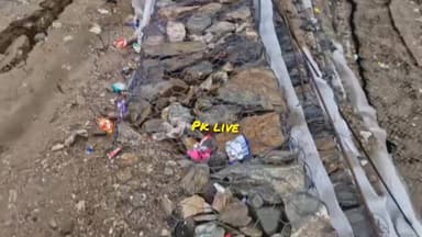 केदारनाथ हाईवे पर करोड़ों रुपये का काम पहली ही बारिश में!! रामपुर सिंकिंग जोन में करोड़ों की लागत से बनाई गई सुरक्षा दीवार पहली बारिश का दबाव भी नहीं झेल पाई। दीवार के क्षतिग्रस्त होने के बाद निर्माण कार्यों की गुणवत्ता और संबंधित विभाग की कार्यप्रणाली पर गंभीर सवाल खड़े हो गए हैं।
❓ क्या जनता के टैक्स का पैसा इसी तरह बहाया जाएगा? ❓ यदि पहली ही बारिश में यह हाल है, तो मानसून के दौरान क्या स्थिति होगी? ❓ यात्रियों और स्थानीय लोगों की सुरक्षा की जिम्मेदारी कौन लेगा?
चिंता की बात यह है कि अभी मानसून की शुरुआत भी नहीं हुई है। ऐसे में आगामी दिनों में भारी बारिश के दौरान केदारनाथ हाईवे की सुरक्षा को लेकर आशंकाएं बढ़ गई हैं।
जनता मांग कर रही है कि मामले की उच्चस्तरीय जांच कराई जाए और निर्माण कार्यों की गुणवत्ता की जिम्मेदारी तय की जाए।
#KedarnathHighway #RampurSinkingZone #Corruption #Uttarakhand #CharDhamYatra #PublicSafety #ViralNews