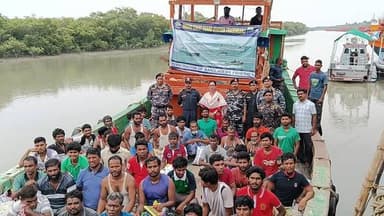 *৫ মাস পর মুক্তি! ৪টি ট্রলার সহ ৯১ বাংলাদেশি মৎস্যজীবীকে ফেরাল ভারত*
অমিত মণ্ডল, ফ্রেজারগঞ্জ:
দীর্ঘ প্রায় পাঁচ মাসের বন্দিদশা কাটিয়ে অবশেষে নিজের দেশে, নিজের পরিবারের কাছে ফিরে যাচ্ছেন ৯১ জন বাংলাদেশি মৎস্যজীবী। শনিবার দক্ষিণ ২৪ পরগনার ফ্রেজারগঞ্জ মৎস্যবন্দর থেকে ৪টি ট্রলার সহ ৯১ জন মৎস্যজীবীকে নিয়ে আন্তর্জাতিক জলসীমানার উদ্দেশ্যে রওনা দিয়েছে ভারতীয় উপকূল রক্ষী বাহিনীর আধিকারিকরা। সেখানে দু'দেশের নৌবাহিনীর উচ্চপদস্থ আধিকারিকদের উপস্থিতিতে তাঁদের বাংলাদেশের হাতে হস্তান্তর করা হবে।
প্রশাসন ও পুলিশ সূত্রে জানা গিয়েছে, প্রায় ৫ মাস আগে গভীর সমুদ্রে মাছ ধরার সময় আন্তর্জাতিক জলসীমা লঙ্ঘন করে অবৈধভাবে ভারতীয় জলসীমানায় চলে এসেছিল বাংলাদেশের ৪টি মাছ ধরার ট্রলার। সেই সময় ভারতীয় উপকূল রক্ষী বাহিনী ট্রলারসহ ৯১ জন মৎস্যজীবীকে আটক করে ফ্রেজারগঞ্জ কোস্টাল থানার পুলিশের হাতে তুলে দেয়। আইনি প্রক্রিয়া ও আদালতের নির্দেশে প্রায় চার মাসেরও বেশি সময় ভারতীয় জেলে বন্দি ছিলেন তাঁরা। অবশেষে সমস্ত আইনি জট কেটে যাওয়ায় শনিবার ফ্রেজারগঞ্জ মৎস্যবন্দর থেকে স্বদেশের উদ্দেশ্যে রওনা দেন বাংলাদেশের মৎস্যজীবীরা। এই ট্রলারগুলি ছাড়ার সময় ফ্রেজারগঞ্জ মৎস্যবন্দরে উপস্থিত ছিলেন বাংলাদেশে নিযুক্ত ভারতীয় হাই কমিশনের আধিকারিকরা, ভারতীয় কোস্ট গার্ডের ফ্রেজারগঞ্জ ঘাঁটির কর্তারা এবং ফ্রেজারগঞ্জ কোস্টাল থানার পদস্থ পুলিশ আধিকারিকরা।
