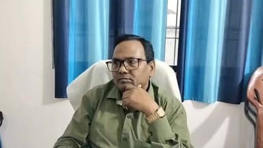 औरंगाबाद में एनएच-139: दोमुहान बटाने नदी पर 20 जून के बाद बनेगा डायवर्जन।
दो माह में तैयार होने की उम्मीद, 4.56 करोड़ की लागत से होगा निर्माण।
भारी वाहनों पर रोक से परेशानी, NH 139 संघर्ष समिति 8 जून को करेगी धरना।
#Aurangabad #NH139 #DomuhanBatane #Diversion #BiharJharkhand #RoadNews #Kutumba #BridgeDamage #HeavyVehiclesBan #NH139SangharshSamiti
*औरंगाबाद 06 जून 2026*
बिहार से झारखंड को जोड़ने वाले एनएच-139 पर दोमुहान बटाने नदी का पुल क्षतिग्रस्त होने से यातायात ठप है। अब इसके पास 4 करोड़ 56 लाख रुपये की लागत से डायवर्जन बनाया जाएगा। दो माह में डायवर्जन तैयार होने की उम्मीद है।
*1. क्यों पड़ी जरूरत:*
औरंगाबाद-हरिहरगंज एनएच-139 पर स्थित यह पुल क्षतिग्रस्त होने के बाद औरंगाबाद जिला प्रशासन ने पिछले दो सप्ताह से ज्यादा समय से बड़ी माल और सवारी गाड़ियों के साथ भारी वाहनों के परिचालन पर रोक लगा दी है। वैकल्पिक मार्गों से यात्रियों को काफी परेशानी हो रही है।
*2. कब तक बनेगा डायवर्जन:*
एनएचएआई के कार्यपालक अभियंता तुलसी प्रसाद ने बताया कि शुक्रवार को विभागीय वेबसाइट पर निविदा प्रकाशित कर दी गई है। 6 जून से एक सप्ताह तक संवेदकों द्वारा टेंडर डाले जाएंगे, 13 जून को निविदा खोली जाएगी। टेंडर प्रक्रिया पूरी होते ही 20 जून से निर्माण शुरू होगा। मौसम अनुकूल रहने पर दो माह में डायवर्जन तैयार हो जाएगा।
*3. कैसे बनेगा डायवर्जन:*
निर्माण के दौरान नदी में जल निकासी की समुचित व्यवस्था की जाएगी। बड़े आकार के ह्यूम पाइप लगाए जाएंगे और उनके ऊपर कंक्रीट की ढलाई होगी, ताकि पानी का प्रवाह बाधित न हो। इंजीनियर ने बताया कि यह डायवर्जन बाढ़ की स्थिति में भी सुरक्षित रहेगा और क्षतिग्रस्त होने की संभावना कम होगी।
*4. क्यों है महत्वपूर्ण:*
एनएच-139 बिहार और झारखंड के बीच एक महत्वपूर्ण संपर्क मार्ग है। इस सड़क से प्रतिदिन बिहार-झारखंड के अलावा उत्तर मध्य प्रदेश, छत्तीसगढ़, ओडिशा समेत कई राज्यों के यात्री और मालवाहक वाहन गुजरते हैं।
*5. लोगों का आंदोलन:*
उल्लेखनीय है कि औरंगाबाद में इस सड़क का फोरलेन बनाने और इस पुल पर जल्द डायवर्जन बनाने के लिए NH 139 संघर्ष समिति बनाई गई है। समिति द्वारा 8 जून को एक दिन का धरना-प्रदर्शन रखा गया है।