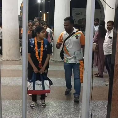 फतेहपुर के 25 ताइक्वांडो खिलाड़ी राष्ट्रीय प्रतियोगिता के लिए रवाना
वृंदावन में आयोजित स्वामी विवेकानंद ओपन नेशनल चैंपियनशिप में दिखाएंगे दम
खिलाड़ियों को विजय तिलक लगाकर दी गई जीत की शुभकामनाएं
📰 रिपोर्टअजय श्रीवास्तव
उत्तर प्रदेश के फतेहपुर जनपद के युवा ताइक्वांडो खिलाड़ियों ने राष्ट्रीय स्तर पर अपनी प्रतिभा का प्रदर्शन करने के लिए मथुरा के वृंदावन में आयोजित होने वाली 3rd स्वामी विवेकानंद ओपन नेशनल ताइक्वांडो चैंपियनशिप के लिए प्रस्थान किया है। प्रतियोगिता में भाग लेने जा रहे 25 खिलाड़ियों को ताइक्वांडो एसोसिएशन ऑफ फतेहपुर के पदाधिकारियों और अभिभावकों ने शुभकामनाओं के साथ रवाना किया। खिलाड़ियों से जिले को राष्ट्रीय स्तर पर गौरवान्वित करने की उम्मीद जताई गई है।
फतेहपुर। दोआबा की पावन नगरी फतेहपुर के ताइक्वांडो खिलाड़ियों ने एक बार फिर जिले का नाम राष्ट्रीय मंच पर रोशन करने का संकल्प लिया है। 7 जून से 9 जून तक मथुरा के वृंदावन स्थित गौरी गोपाल आश्रम में आयोजित होने वाली 3rd स्वामी विवेकानंद ओपन नेशनल ताइक्वांडो चैंपियनशिप में भाग लेने के लिए जिले के 25 खिलाड़ी रेल मार्ग से रवाना हुए।
रवानगी से पूर्व ताइक्वांडो एसोसिएशन ऑफ फतेहपुर के अध्यक्ष किशन मेहरोत्रा ने सभी खिलाड़ियों को विजय तिलक लगाकर पुष्पहार पहनाया और उत्कृष्ट प्रदर्शन के लिए शुभाशीष प्रदान किया। इस अवसर पर खिलाड़ियों और अभिभावकों में उत्साह का माहौल देखने को मिला।
प्रतियोगिता में भाग लेने वाले खिलाड़ियों में अमन पटेल, मोहम्मद अली, अनुराग कुमार, प्रणव पाण्डेय, अथर्व पटेल, अयान सिंह, अंश यादव, अनुभव प्रताप सिंह, मोहम्मद जावेद, अवंतिका सिंह, सनाया श्रीवास्तव, आयुषी यादव, अनुज साहू, आयुषी सिंह, सैजल, आदेश कुमार वर्मा, साक्ष्य चौधरी, सानिध्य कुमार, कुणाल साहू, अंशु मौर्य, अंजलि मिश्रा, आराध्या त्रिपाठी और दिव्या पाण्डेय सहित अन्य खिलाड़ी शामिल हैं।
टीम का नेतृत्व कोच राजकुमार, भारत वर्मा एवं रिचा राजपूत कर रहे हैं। खिलाड़ियों को विश्वास है कि वे प्रतियोगिता में उत्कृष्ट प्रदर्शन कर कई पदक जीतकर 9 जून को फतेहपुर लौटेंगे।
इस अवसर पर अध्यक्ष किशन मेहरोत्रा ने कहा कि खेल केवल शारीरिक शक्ति का नहीं बल्कि आत्मबल, अनुशासन और समर्पण का भी प्रतीक है। जो खिलाड़ी पूरे आत्मविश्वास और सकारात्मक सोच के साथ मैदान में उतरता है, वही सफलता प्राप्त करता है।
कार्यक्रम में उपाध्यक्ष प्रखर शुक्ला, प्रियंका शुक्ला, सलोनी मेहरोत्रा, सीमा बाजपेई, शिव कुमार सहित अनेक अभिभावक उपस्थित रहे। खिलाड़ियों की रवानगी के दौरान "भारत माता की जय" के नारों से वातावरण गूंज उठा।
⭐ वायरल फैक्ट
राष्ट्रीय प्रतियोगिता में भाग लेने के लिए एक साथ 25 खिलाड़ियों का चयन फतेहपुर के खेल जगत के लिए बड़ी उपलब्धि माना जा रहा है। स्थानीय खेल प्रेमी और अभिभावक खिलाड़ियों के प्रदर्शन को लेकर उत्साहित हैं और सोशल मीडिया पर उन्हें शुभकामनाएं दे रहे हैं।
खेल केवल प्रतियोगिता का माध्यम नहीं बल्कि व्यक्तित्व विकास, अनुशासन और आत्मविश्वास का भी आधार है। फतेहपुर के ये युवा खिलाड़ी राष्ट्रीय मंच पर अपनी प्रतिभा का प्रदर्शन करने जा रहे हैं। जिले के लोगों को उम्मीद है कि यह टीम उत्कृष्ट प्रदर्शन कर न केवल पदक जीतेगी बल्कि आने वाली पीढ़ी के खिलाड़ियों के लिए प्रेरणा भी बनेगी।
📢 ND NEWS की अपील
🔹 खेलों को बढ़ावा देना स्वस्थ और सशक्त समाज की पहचान है।
🔹 अभिभावक बच्चों को खेलों में आगे बढ़ने के लिए प्रेरित करें।
🔹 प्रशासन और खेल विभाग ग्रामीण एवं शहरी क्षेत्रों में खेल सुविधाओं का विस्तार करें।
🔹 युवा नशामुक्त जीवन अपनाकर खेल और शिक्षा के क्षेत्र में आगे बढ़ें।
🔹 खिलाड़ियों का सम्मान और प्रोत्साहन राष्ट्र निर्माण में महत्वपूर्ण भूमिका निभाता है।
"आज का खिलाड़ी ही कल का चैंपियन और राष्ट्र का गौरव बनता है।"
👇👇👇
#NDNews
#दैनिकनिष्पक्षधारा
#FatehpurNews
#Taekwondo
#NationalChampionship
#SwamiVivekanandOpenNational
#Mathura
#Vrindavan
#TaekwondoAssociationFatehpur
#KishanMehrotra
#SportsNews
#YouthPower
#IndiaSports
#FatehpurPlayers
#NDNewsChannel
👇👇👇
👇👇
@dgpup
@RSSorg
@UPGovt
@wpl1090
@RSSgeet
@Uppolice
@MIB_India
@PMOIndia
@HMOIndia
@abmanglik
@VHPDigital
@igrangealld
@myogioffice
@InfoDeptUP
@dmfatehpur
@sdmsadarftp
@CMOfficeUP
@CMOUP_RC
@UPPRD1948
@ChiefSecyUP
@ChiefSecyUP
@MahantYogiG
@FatehpurSdm
@fatehpurpolice
@BajrangDalOrg
@112UttarPradesh
@myogiadityanath
@CommissionerPrg
@ADGZonPrayagraj
👇👇👇👇
🟥 ND NEWS | दैनिक निष्पक्ष धारा
मुख्य संपादक / संस्थापक: राजन सिंह हाड़ा
सह-संपादक: शालिनी सिंह भदौरिया
✒️ रिपोर्ट : सहयोगी शिवा गुप्ता के साथ जिला ब्यूरो अजय श्रीवास्तव
📍 कार्यालय-3: U158, हीरा स्वीट्स के पास, विकास मार्ग, लक्ष्मी नगर, पूर्वी दिल्ली, पिन कोड – 110092 (NCR)
📍 कार्यालय-2: विधानसभा रोड, बर्लिंगटन चौराहा, लखनऊ (226001) (UP)
📍 कार्यालय-1: 1/1 अटल बिहारी चौराहा, नियर बर्मा चौराहा, फतेहपुर (212601) (UP)
📅 दिनांक: 06 जून 2026
📆 दिन: शनिवार
📧 Email: ndnewschannel@gmail.com
📞 मोबाइल: 9696119696