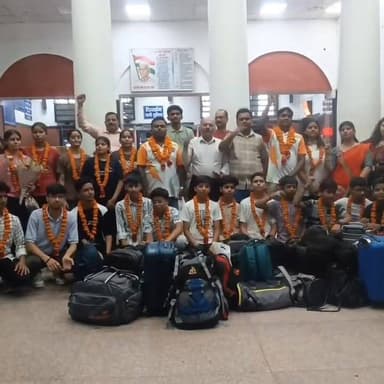 फतेहपुर के 25 ताइक्वांडो खिलाड़ी राष्ट्रीय प्रतियोगिता के लिए रवाना
वृंदावन में आयोजित स्वामी विवेकानंद ओपन नेशनल चैंपियनशिप में दिखाएंगे दम
खिलाड़ियों को विजय तिलक लगाकर दी गई जीत की शुभकामनाएं
📰 रिपोर्टअजय श्रीवास्तव
उत्तर प्रदेश के फतेहपुर जनपद के युवा ताइक्वांडो खिलाड़ियों ने राष्ट्रीय स्तर पर अपनी प्रतिभा का प्रदर्शन करने के लिए मथुरा के वृंदावन में आयोजित होने वाली 3rd स्वामी विवेकानंद ओपन नेशनल ताइक्वांडो चैंपियनशिप के लिए प्रस्थान किया है। प्रतियोगिता में भाग लेने जा रहे 25 खिलाड़ियों को ताइक्वांडो एसोसिएशन ऑफ फतेहपुर के पदाधिकारियों और अभिभावकों ने शुभकामनाओं के साथ रवाना किया। खिलाड़ियों से जिले को राष्ट्रीय स्तर पर गौरवान्वित करने की उम्मीद जताई गई है।
फतेहपुर। दोआबा की पावन नगरी फतेहपुर के ताइक्वांडो खिलाड़ियों ने एक बार फिर जिले का नाम राष्ट्रीय मंच पर रोशन करने का संकल्प लिया है। 7 जून से 9 जून तक मथुरा के वृंदावन स्थित गौरी गोपाल आश्रम में आयोजित होने वाली 3rd स्वामी विवेकानंद ओपन नेशनल ताइक्वांडो चैंपियनशिप में भाग लेने के लिए जिले के 25 खिलाड़ी रेल मार्ग से रवाना हुए।
रवानगी से पूर्व ताइक्वांडो एसोसिएशन ऑफ फतेहपुर के अध्यक्ष किशन मेहरोत्रा ने सभी खिलाड़ियों को विजय तिलक लगाकर पुष्पहार पहनाया और उत्कृष्ट प्रदर्शन के लिए शुभाशीष प्रदान किया। इस अवसर पर खिलाड़ियों और अभिभावकों में उत्साह का माहौल देखने को मिला।
प्रतियोगिता में भाग लेने वाले खिलाड़ियों में अमन पटेल, मोहम्मद अली, अनुराग कुमार, प्रणव पाण्डेय, अथर्व पटेल, अयान सिंह, अंश यादव, अनुभव प्रताप सिंह, मोहम्मद जावेद, अवंतिका सिंह, सनाया श्रीवास्तव, आयुषी यादव, अनुज साहू, आयुषी सिंह, सैजल, आदेश कुमार वर्मा, साक्ष्य चौधरी, सानिध्य कुमार, कुणाल साहू, अंशु मौर्य, अंजलि मिश्रा, आराध्या त्रिपाठी और दिव्या पाण्डेय सहित अन्य खिलाड़ी शामिल हैं।
टीम का नेतृत्व कोच राजकुमार, भारत वर्मा एवं रिचा राजपूत कर रहे हैं। खिलाड़ियों को विश्वास है कि वे प्रतियोगिता में उत्कृष्ट प्रदर्शन कर कई पदक जीतकर 9 जून को फतेहपुर लौटेंगे।
इस अवसर पर अध्यक्ष किशन मेहरोत्रा ने कहा कि खेल केवल शारीरिक शक्ति का नहीं बल्कि आत्मबल, अनुशासन और समर्पण का भी प्रतीक है। जो खिलाड़ी पूरे आत्मविश्वास और सकारात्मक सोच के साथ मैदान में उतरता है, वही सफलता प्राप्त करता है।
कार्यक्रम में उपाध्यक्ष प्रखर शुक्ला, प्रियंका शुक्ला, सलोनी मेहरोत्रा, सीमा बाजपेई, शिव कुमार सहित अनेक अभिभावक उपस्थित रहे। खिलाड़ियों की रवानगी के दौरान "भारत माता की जय" के नारों से वातावरण गूंज उठा।
⭐ वायरल फैक्ट
राष्ट्रीय प्रतियोगिता में भाग लेने के लिए एक साथ 25 खिलाड़ियों का चयन फतेहपुर के खेल जगत के लिए बड़ी उपलब्धि माना जा रहा है। स्थानीय खेल प्रेमी और अभिभावक खिलाड़ियों के प्रदर्शन को लेकर उत्साहित हैं और सोशल मीडिया पर उन्हें शुभकामनाएं दे रहे हैं।
खेल केवल प्रतियोगिता का माध्यम नहीं बल्कि व्यक्तित्व विकास, अनुशासन और आत्मविश्वास का भी आधार है। फतेहपुर के ये युवा खिलाड़ी राष्ट्रीय मंच पर अपनी प्रतिभा का प्रदर्शन करने जा रहे हैं। जिले के लोगों को उम्मीद है कि यह टीम उत्कृष्ट प्रदर्शन कर न केवल पदक जीतेगी बल्कि आने वाली पीढ़ी के खिलाड़ियों के लिए प्रेरणा भी बनेगी।
📢 ND NEWS की अपील
🔹 खेलों को बढ़ावा देना स्वस्थ और सशक्त समाज की पहचान है।
🔹 अभिभावक बच्चों को खेलों में आगे बढ़ने के लिए प्रेरित करें।
🔹 प्रशासन और खेल विभाग ग्रामीण एवं शहरी क्षेत्रों में खेल सुविधाओं का विस्तार करें।
🔹 युवा नशामुक्त जीवन अपनाकर खेल और शिक्षा के क्षेत्र में आगे बढ़ें।
🔹 खिलाड़ियों का सम्मान और प्रोत्साहन राष्ट्र निर्माण में महत्वपूर्ण भूमिका निभाता है।
"आज का खिलाड़ी ही कल का चैंपियन और राष्ट्र का गौरव बनता है।"
👇👇👇
#NDNews
#दैनिकनिष्पक्षधारा
#FatehpurNews
#Taekwondo
#NationalChampionship
#SwamiVivekanandOpenNational
#Mathura
#Vrindavan
#TaekwondoAssociationFatehpur
#KishanMehrotra
#SportsNews
#YouthPower
#IndiaSports
#FatehpurPlayers
#NDNewsChannel
👇👇👇
👇👇
@dgpup
@RSSorg
@UPGovt
@wpl1090
@RSSgeet
@Uppolice
@MIB_India
@PMOIndia
@HMOIndia
@abmanglik
@VHPDigital
@igrangealld
@myogioffice
@InfoDeptUP
@dmfatehpur
@sdmsadarftp
@CMOfficeUP
@CMOUP_RC
@UPPRD1948
@ChiefSecyUP
@ChiefSecyUP
@MahantYogiG
@FatehpurSdm
@fatehpurpolice
@BajrangDalOrg
@112UttarPradesh
@myogiadityanath
@CommissionerPrg
@ADGZonPrayagraj
👇👇👇👇
🟥 ND NEWS | दैनिक निष्पक्ष धारा
मुख्य संपादक / संस्थापक: राजन सिंह हाड़ा
सह-संपादक: शालिनी सिंह भदौरिया
✒️ रिपोर्ट : सहयोगी शिवा गुप्ता के साथ जिला ब्यूरो अजय श्रीवास्तव
📍 कार्यालय-3: U158, हीरा स्वीट्स के पास, विकास मार्ग, लक्ष्मी नगर, पूर्वी दिल्ली, पिन कोड – 110092 (NCR)
📍 कार्यालय-2: विधानसभा रोड, बर्लिंगटन चौराहा, लखनऊ (226001) (UP)
📍 कार्यालय-1: 1/1 अटल बिहारी चौराहा, नियर बर्मा चौराहा, फतेहपुर (212601) (UP)
📅 दिनांक: 06 जून 2026
📆 दिन: शनिवार
📧 Email: ndnewschannel@gmail.com
📞 मोबाइल: 9696119696