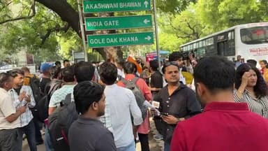 कॉकरोच जनता पार्टी के समर्थकों ने प्रदर्शन के दौरान "हाय-हाय गोदी मीडिया" के नारे लगाए। #ZenG #CockroachJantaParty #JantarMantar #DelhiProtest #BreakingNews https://t.co/lkPHwMpIbB